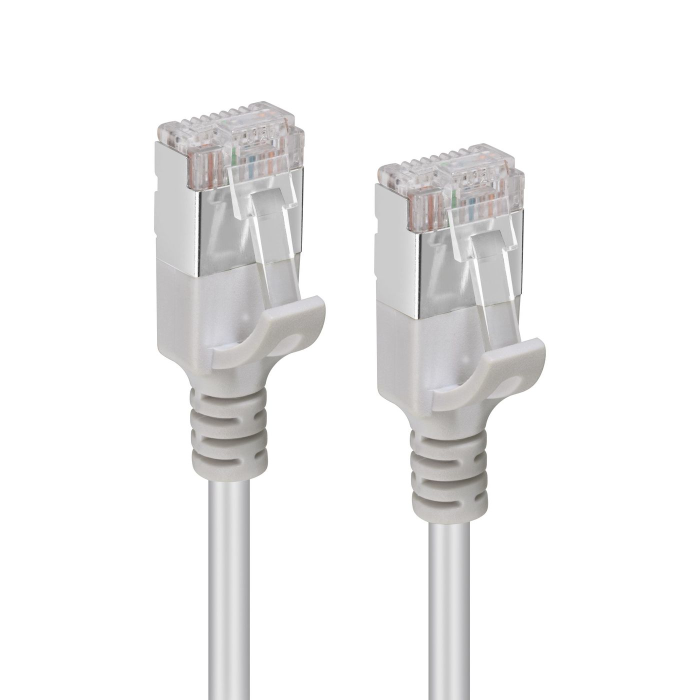 Twee witte netwerkkabels met witte connectoren. Witte achtergrond.