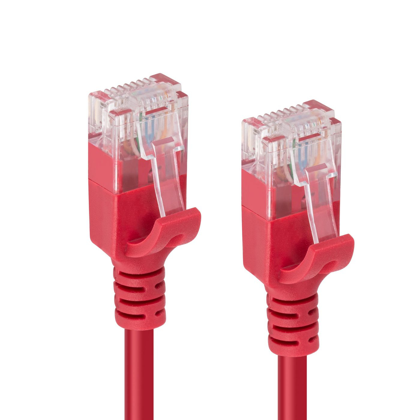 Twee rode Ethernet-kabels met transparante plastic connectoren tegen een witte achtergrond. De kabels liggen naast elkaar.