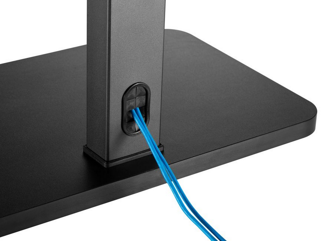 Primo piano di un supporto in metallo nero con due cavi blu collegati.