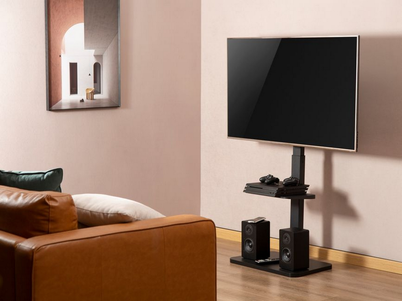TV su un supporto in una stanza moderna, con altoparlanti, una console e arte sul muro.