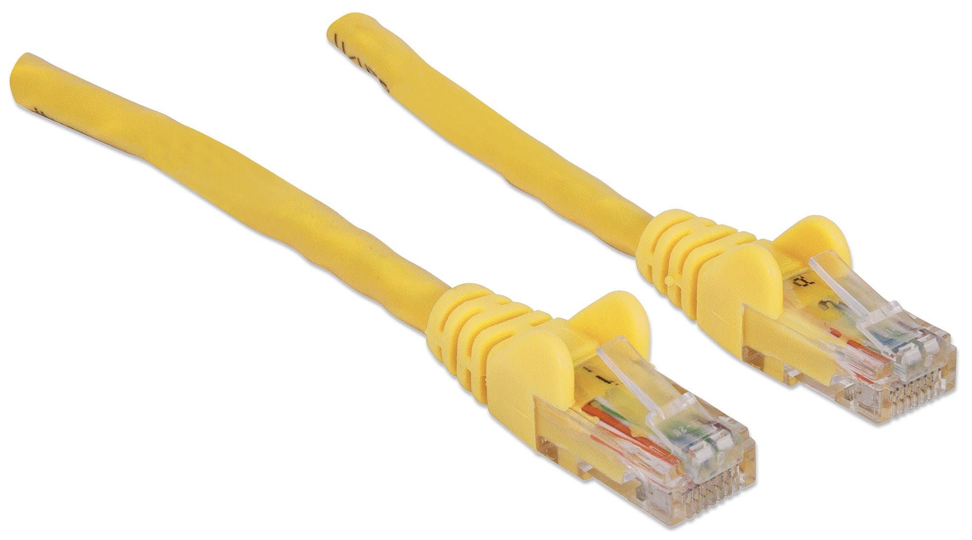 Due cavi Ethernet gialli con connettori, su sfondo bianco. I cavi sono a fuoco.