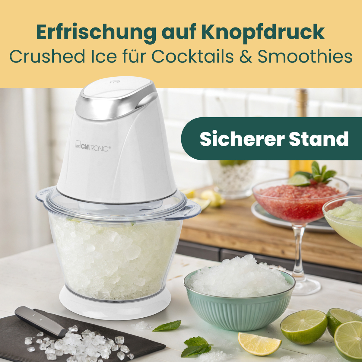 Weißer Eiscrusher mit Eis und Limetten, Minzblättern und Getränken in Gläsern auf einem Tisch.