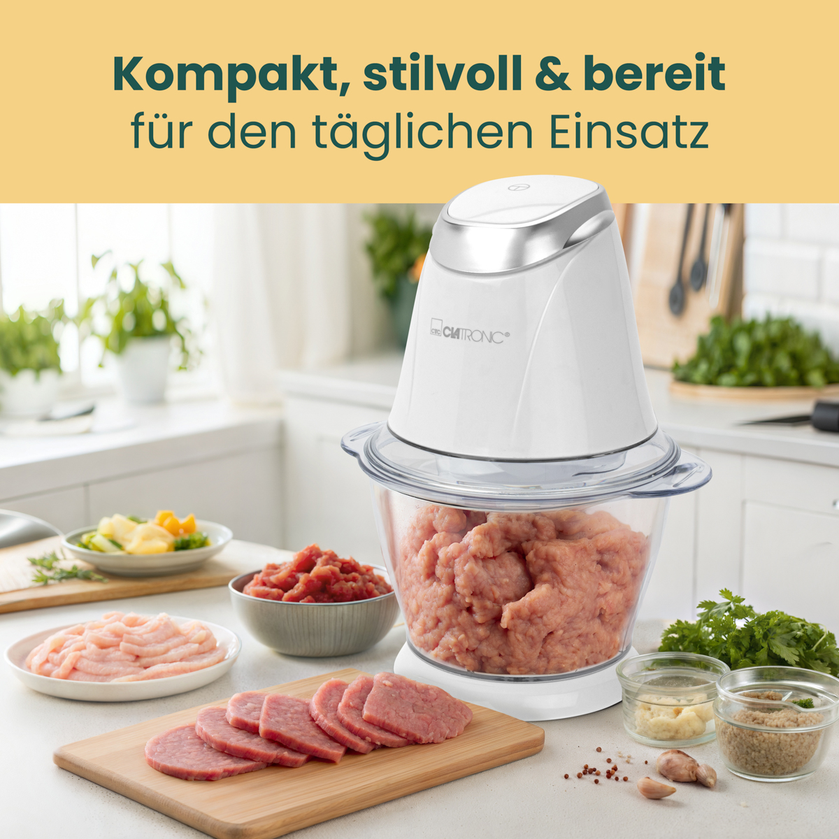 Küchenmaschine mit Zutaten, einschließlich Fleischscheiben, in einer Küchenumgebung, weißer Hintergrund.