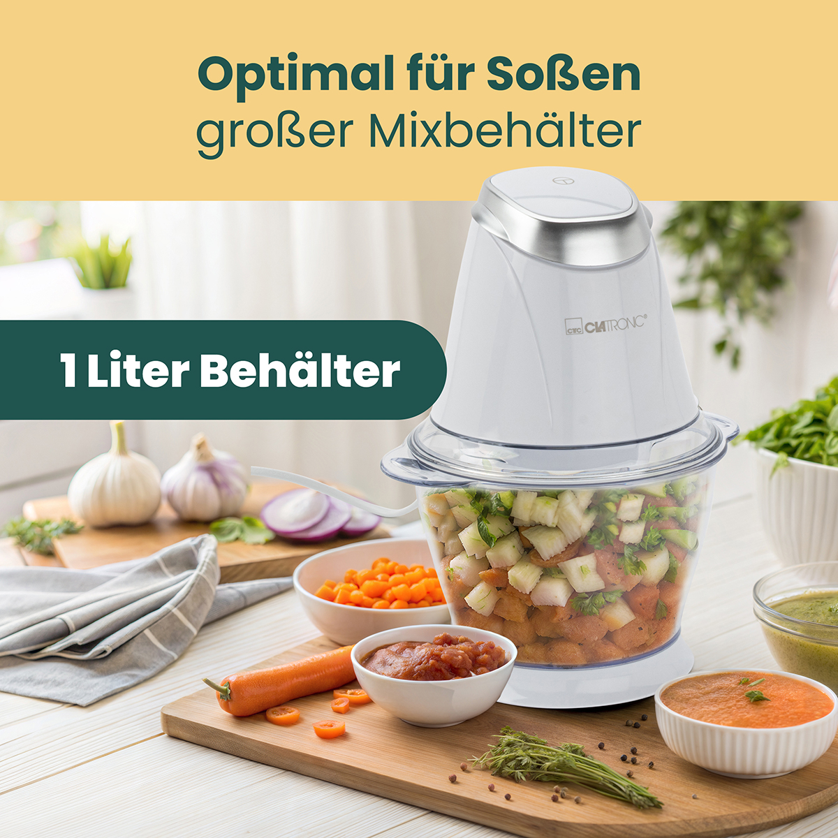 Weißer Clatronic Food Processor mit 1-Liter-Behälter. Zutaten wie Karotten sind enthalten.