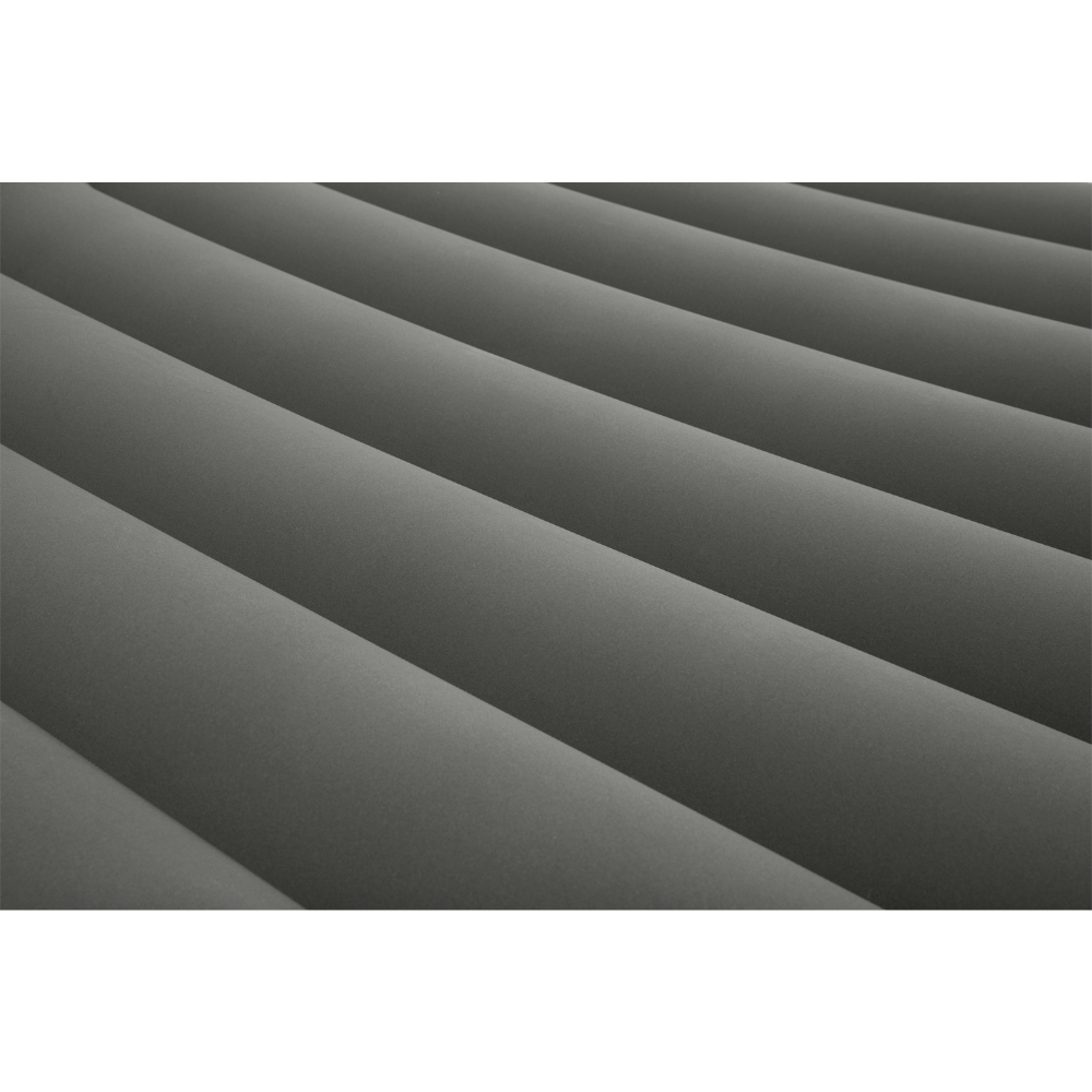 Gros plan sur une surface de matelas gonflable gris montrant des crêtes parallèles. La texture est lisse.