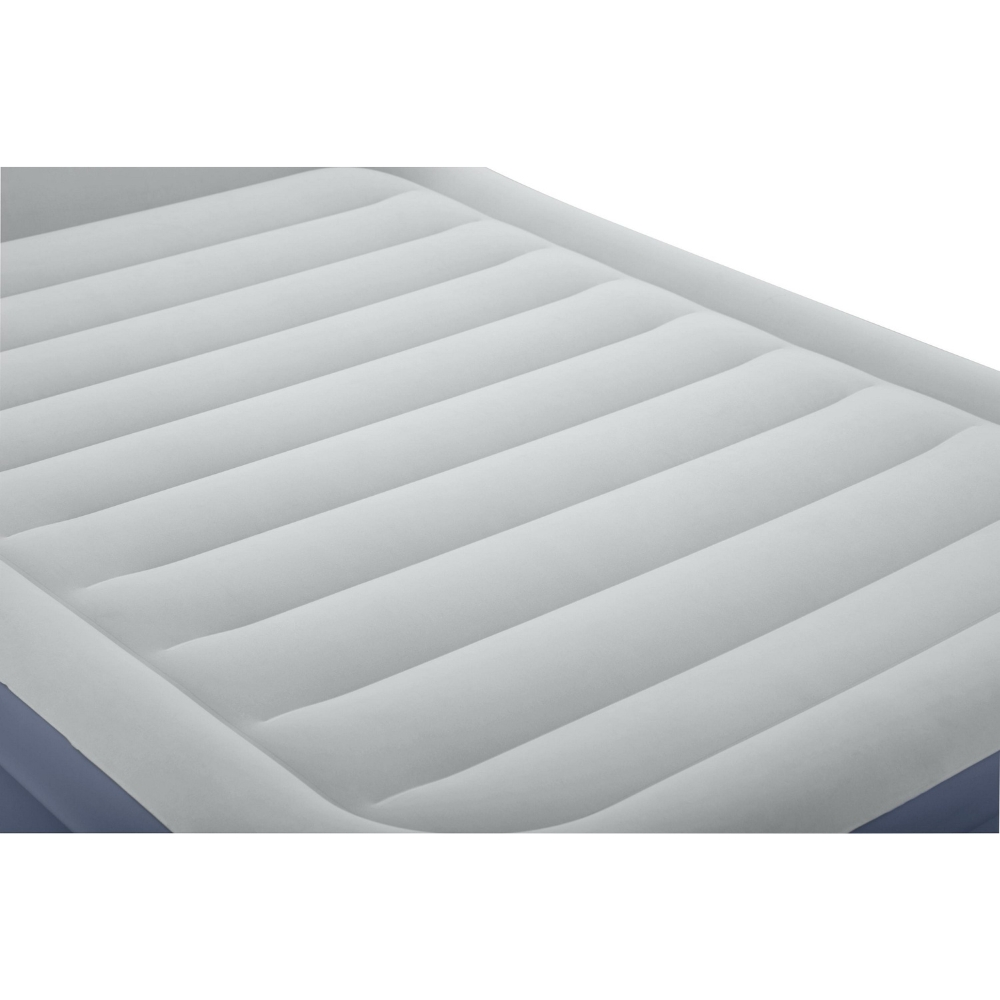 Close-up van een wit luchtmatrasoppervlak, met horizontale ribbels.