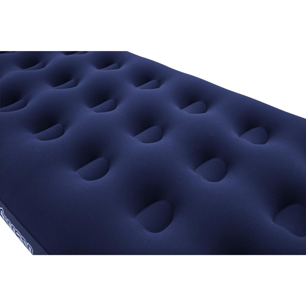 Een marineblauw opblaasbaar matras met meerdere cirkelvormige inkepingen gelijkmatig verdeeld over het oppervlak.