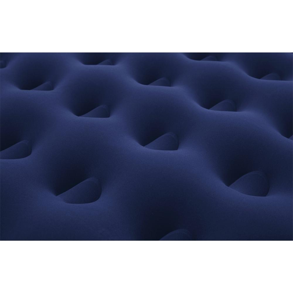 Close-up van een donkerblauwe luchtmatras, getextureerd oppervlak, geïsoleerd op wit.