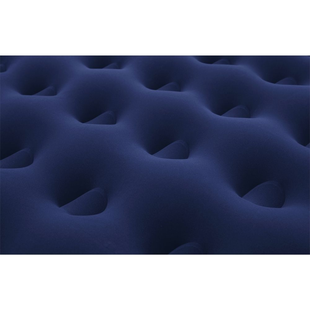 Een close-up van een luchtmatras met een marineblauw oppervlak met een kuiltjespatroon.