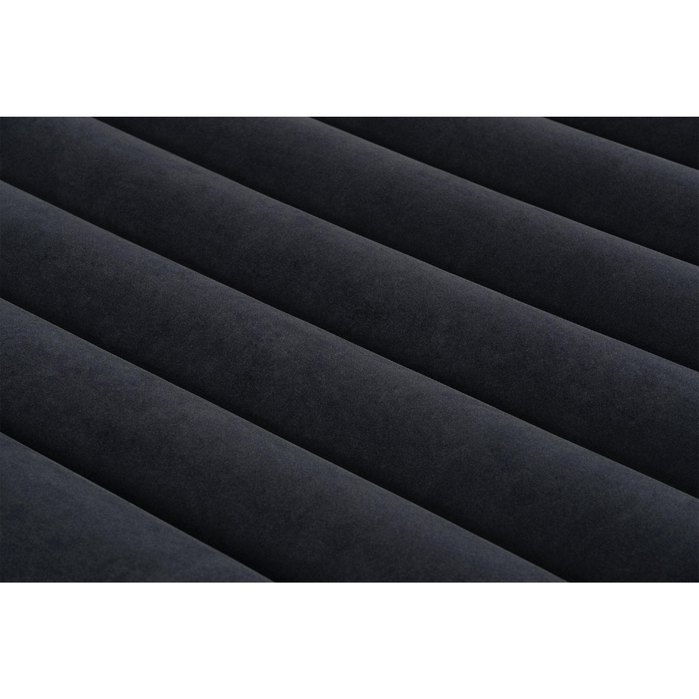 Close-up van een zwart, geribbeld opblaasbaar matras. De ribben zijn diagonaal.