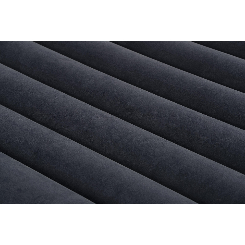Gros plan sur une surface de matelas gris foncé, nervurée, avec des lignes diagonales.