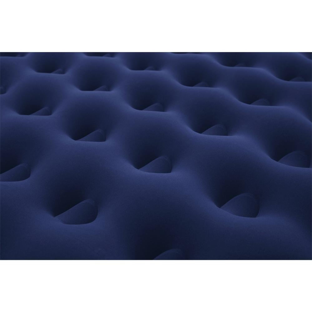 Close-up van een donkerblauw, getextureerd luchtbedoppervlak, met afgeronde inkepingen.