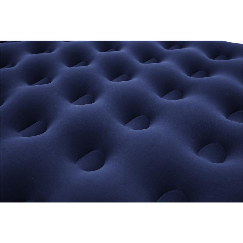 Gros plan sur la surface d'un matelas gonflable bleu marine. Avec un motif texturé et alvéolé.