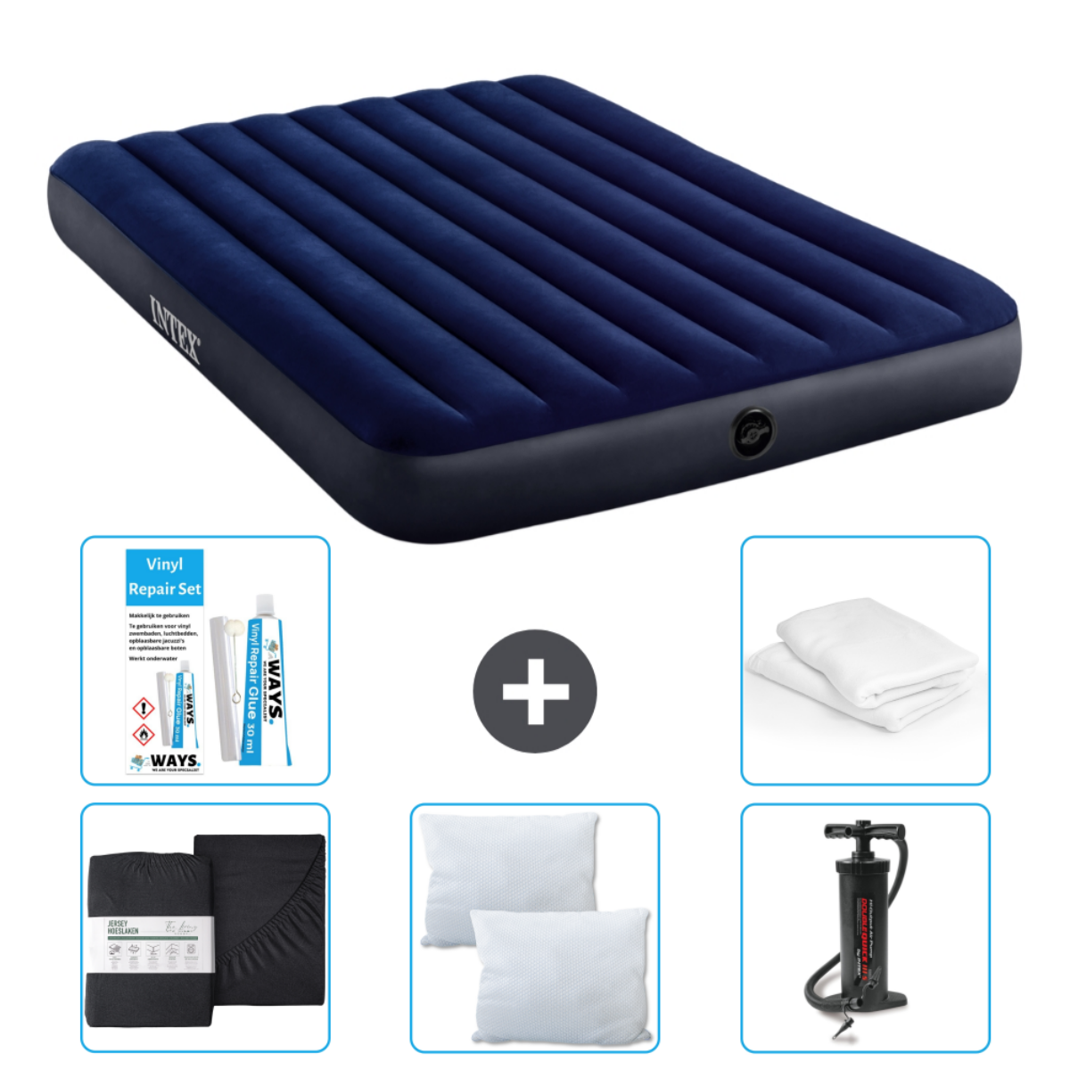 Blauw opblaasbaar luchtbed met accessoires: lakens, kussens, pomp en reparatieset, witte achtergrond.