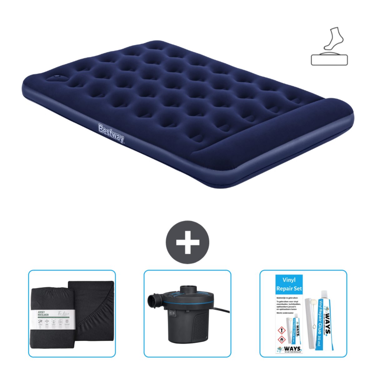 Blauwe opblaasbare matras met een reparatieset en een elektrische pomp, geïsoleerd.
