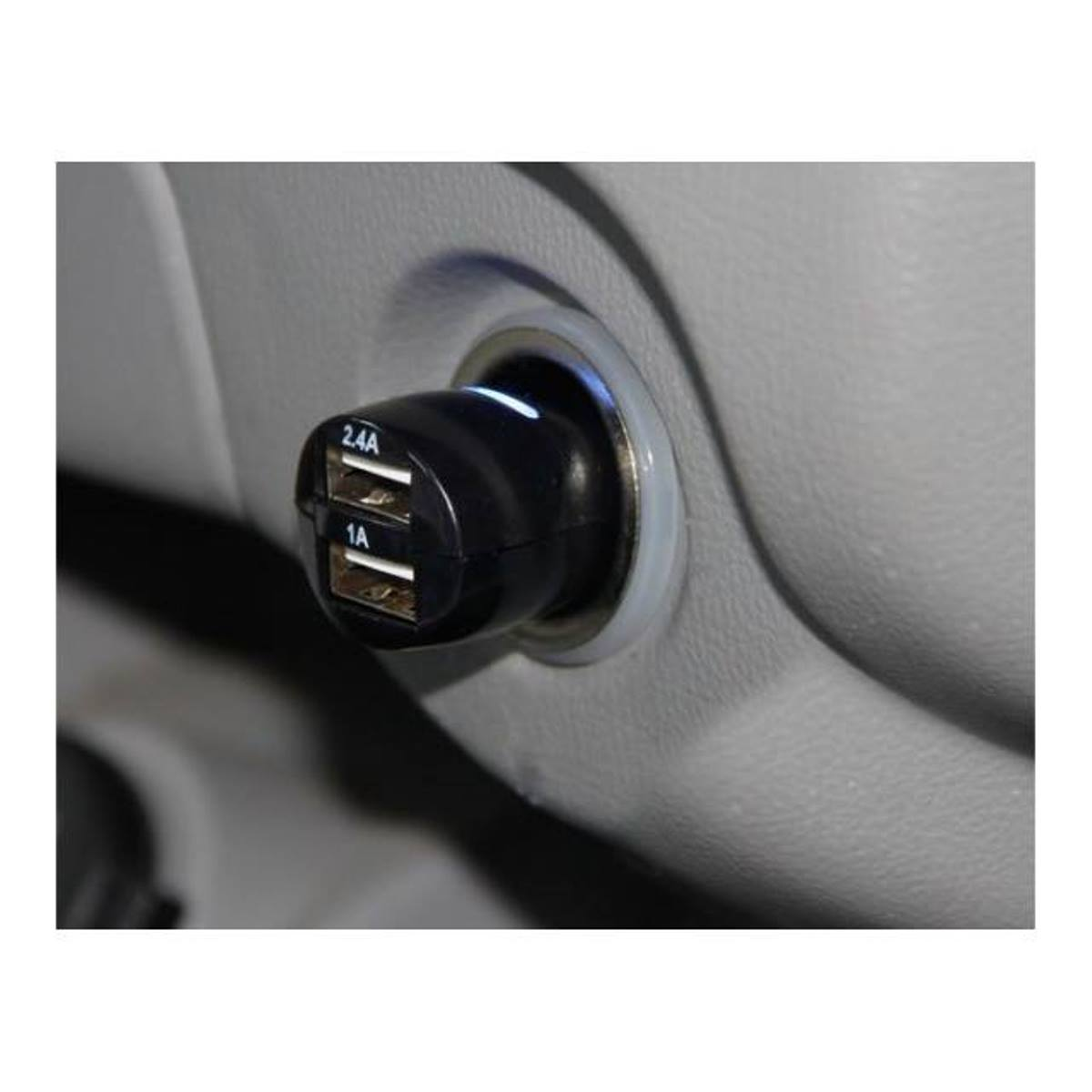 USB-Anschluss eines Autos mit zwei USB-Steckplätzen, einer schwarzen Kunststoffabdeckung und einem grauen Armaturenbrett.