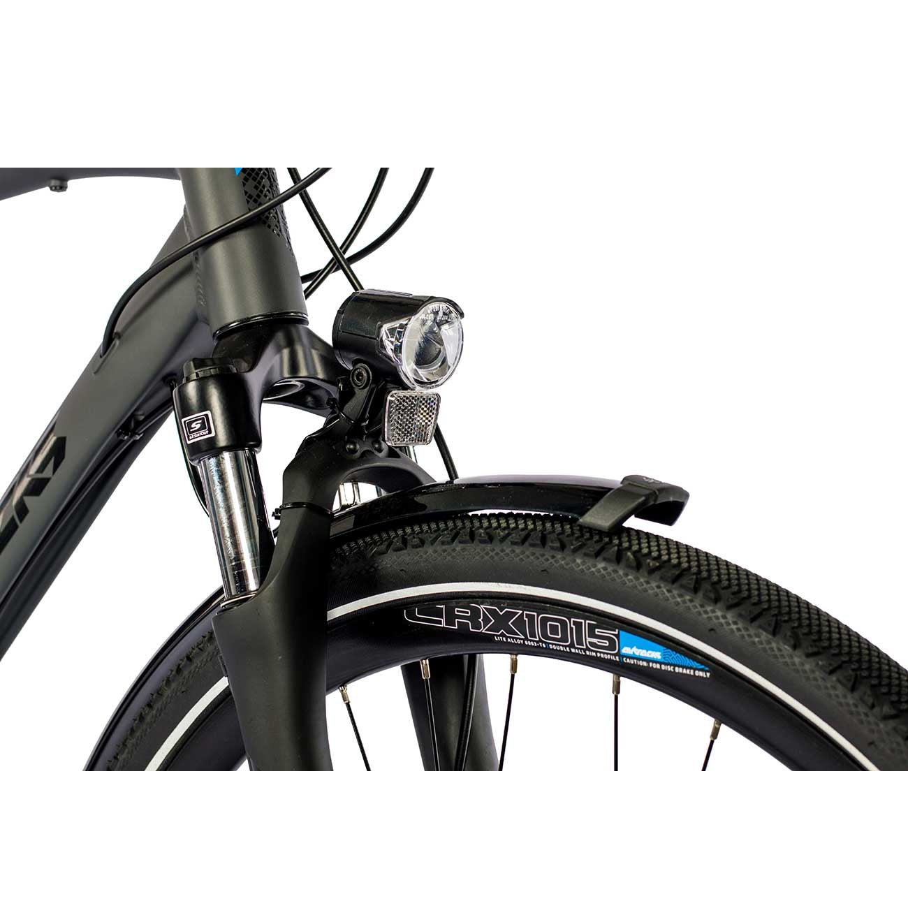 Schwarzes Fahrradvorderrad mit Licht, Schutzblech und schwarzen Reifen.