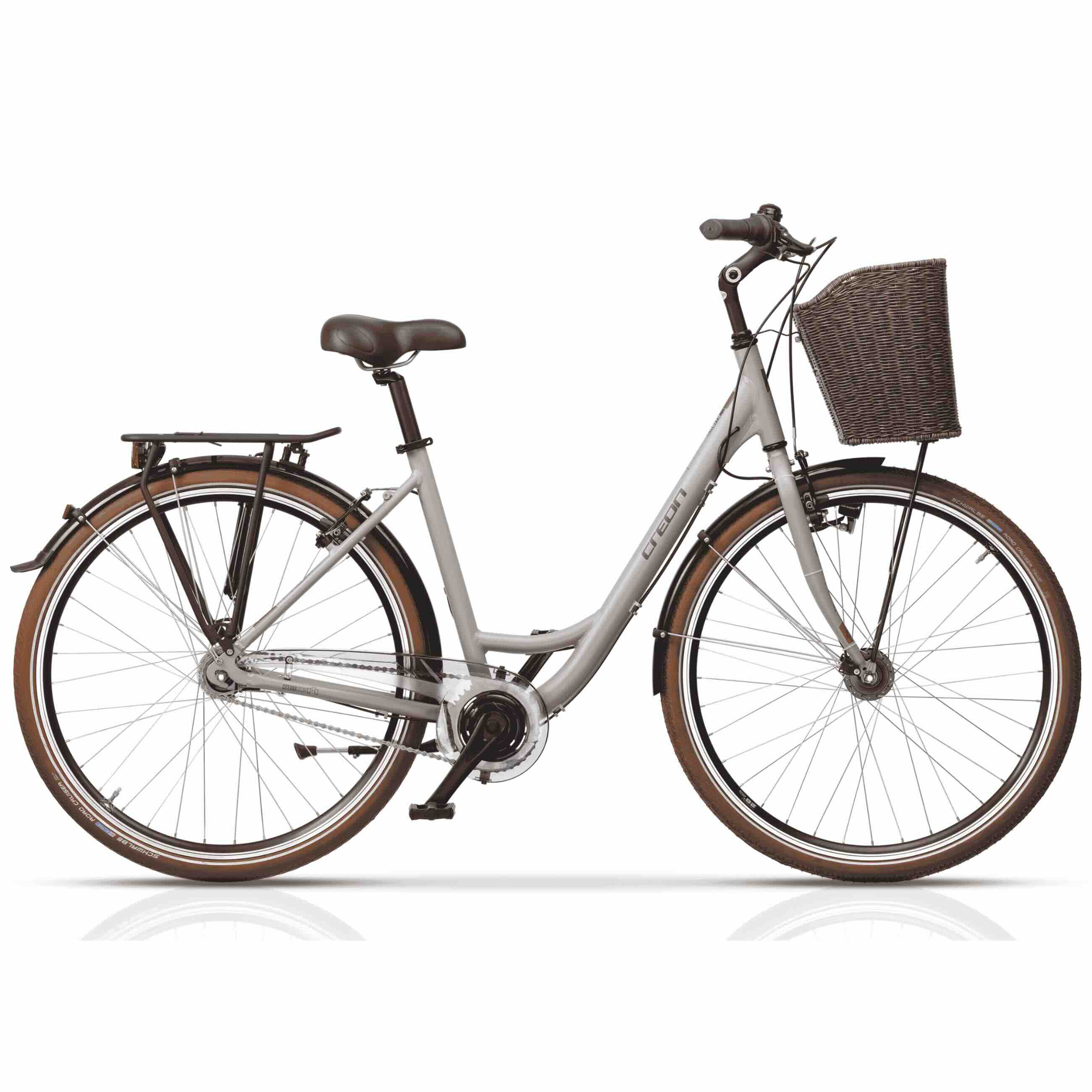 Ein graues Fahrrad mit Korb und braunen Reifen. Das Fahrrad steht vor weißem Hintergrund.