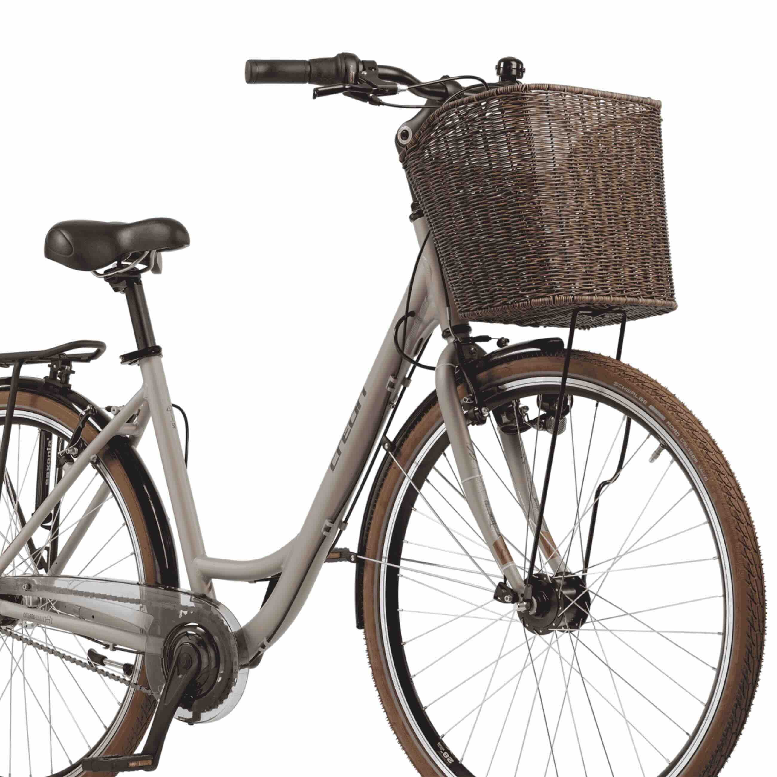 Graues Citybike mit braunem Weidenkorb und braunen Reifen auf weißem Hintergrund.
