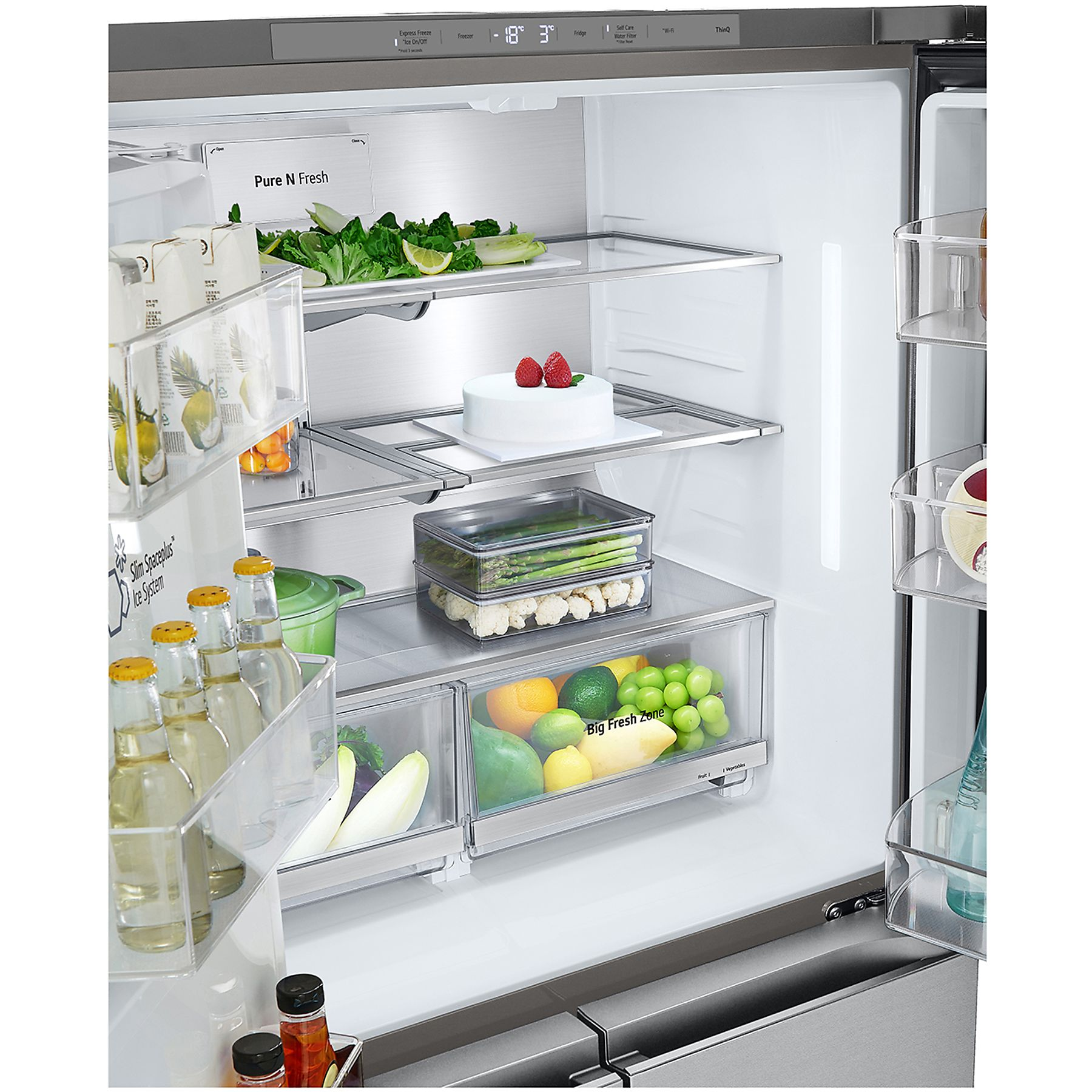 Offener Kühlschrank mit Lebensmitteln wie Obst, Gemüse, Kuchen und Getränken gefüllt.