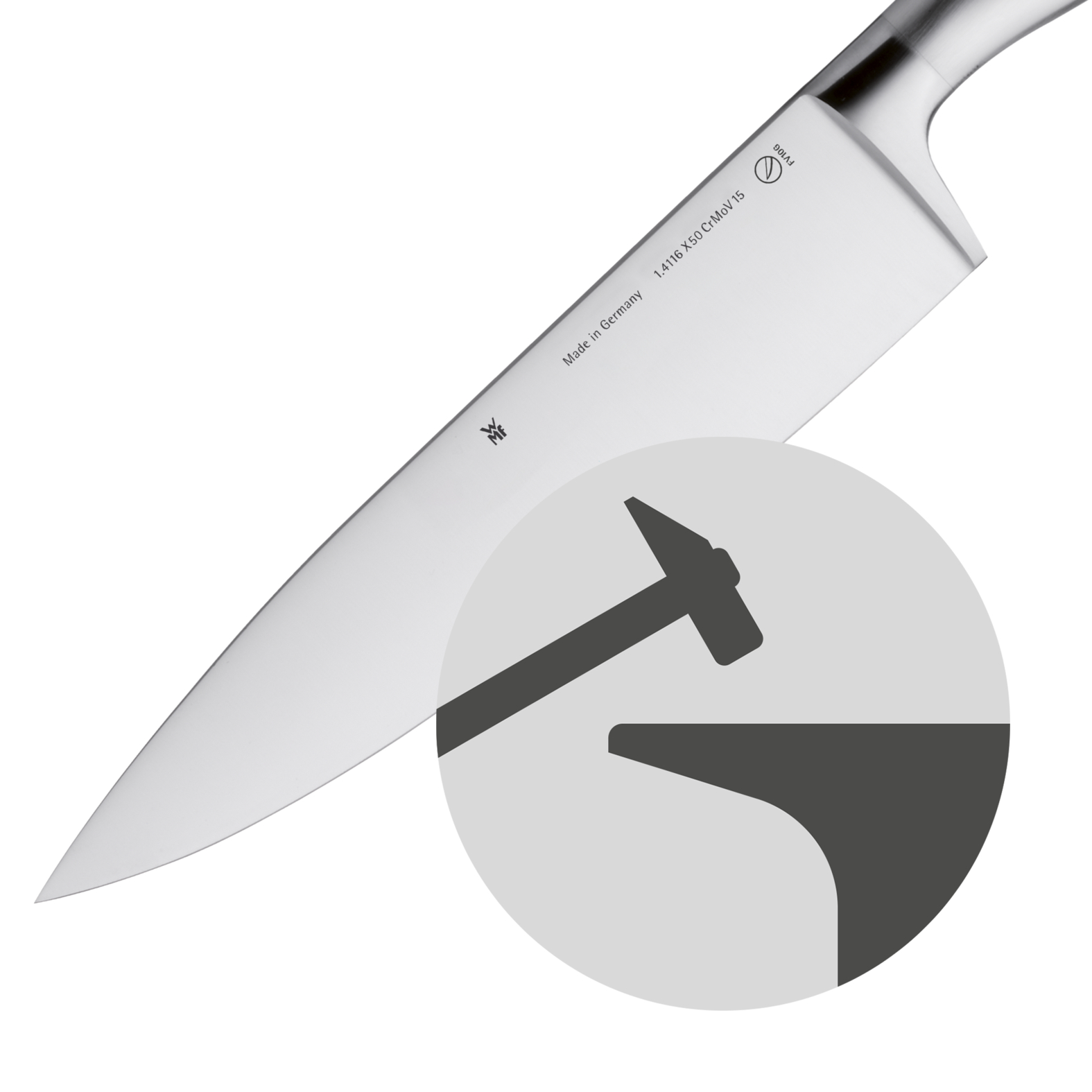 Nahaufnahme einer Messer-Klinge mit Text und einer kleinen Abbildung eines Hammers auf einem Amboss.