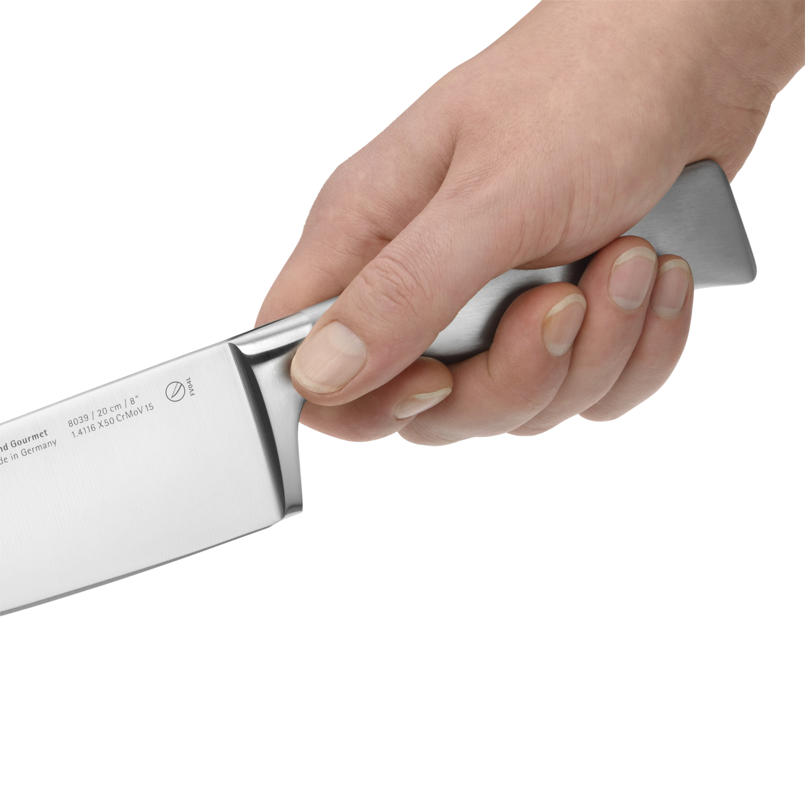 Eine Hand, die ein silbernes Messer hält, die Klinge ist im Fokus, der Text darauf sichtbar.