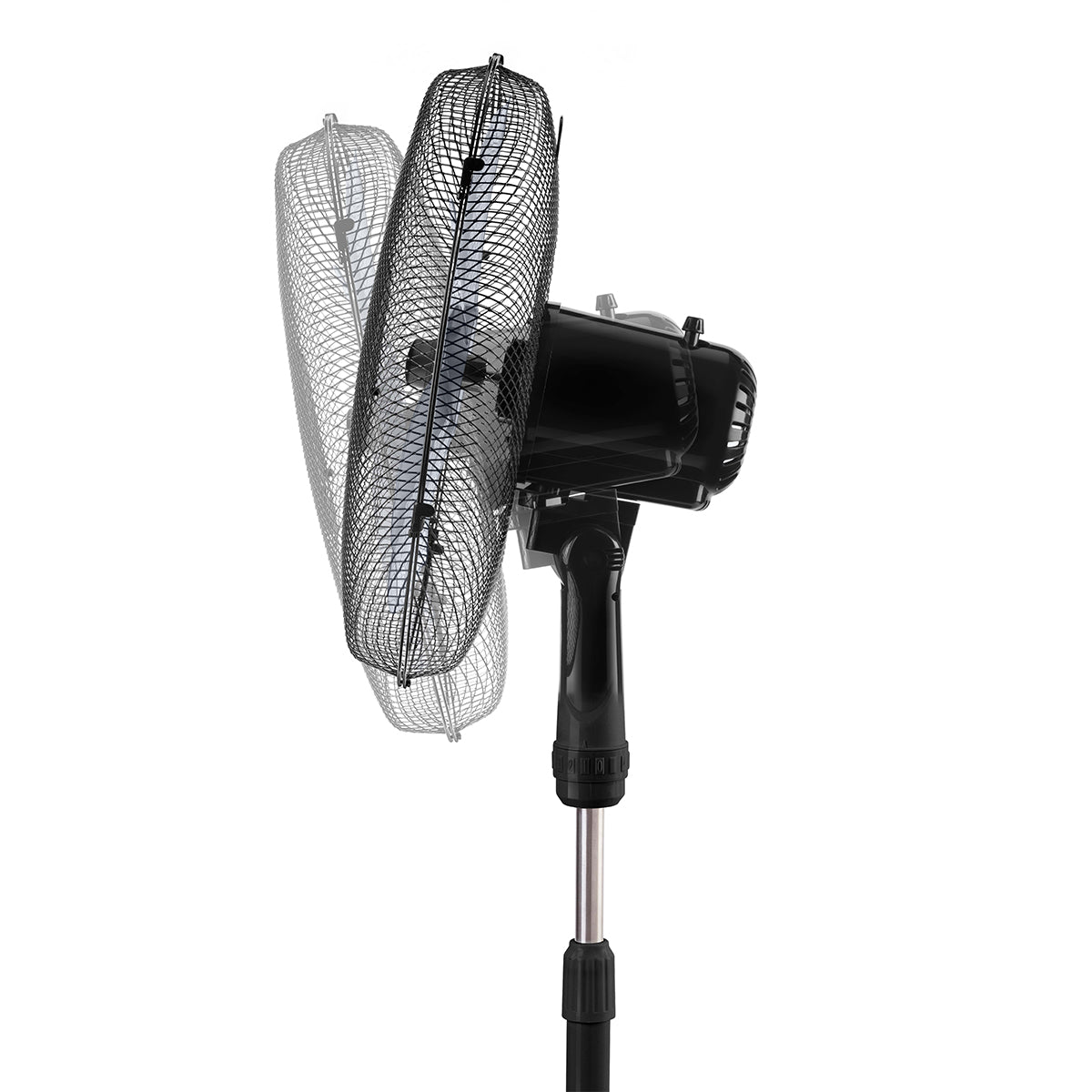 Ventilador de pie negro y plateado con rejilla de seguridad. La cabeza del ventilador está inclinada.