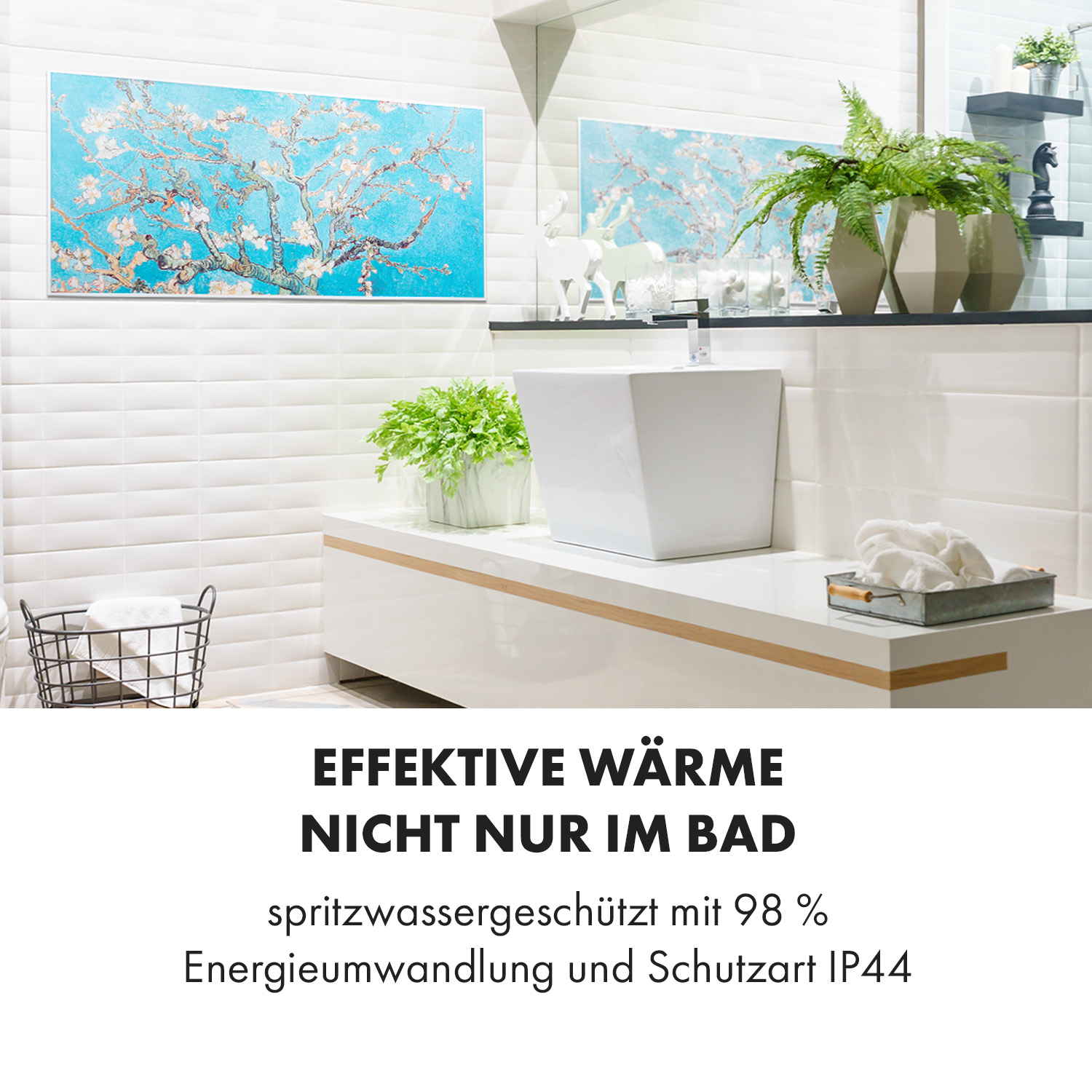 Badezimmer-Szene mit Gemälde, Spiegel, Waschbecken und Pflanzen, mit deutschem Text.
