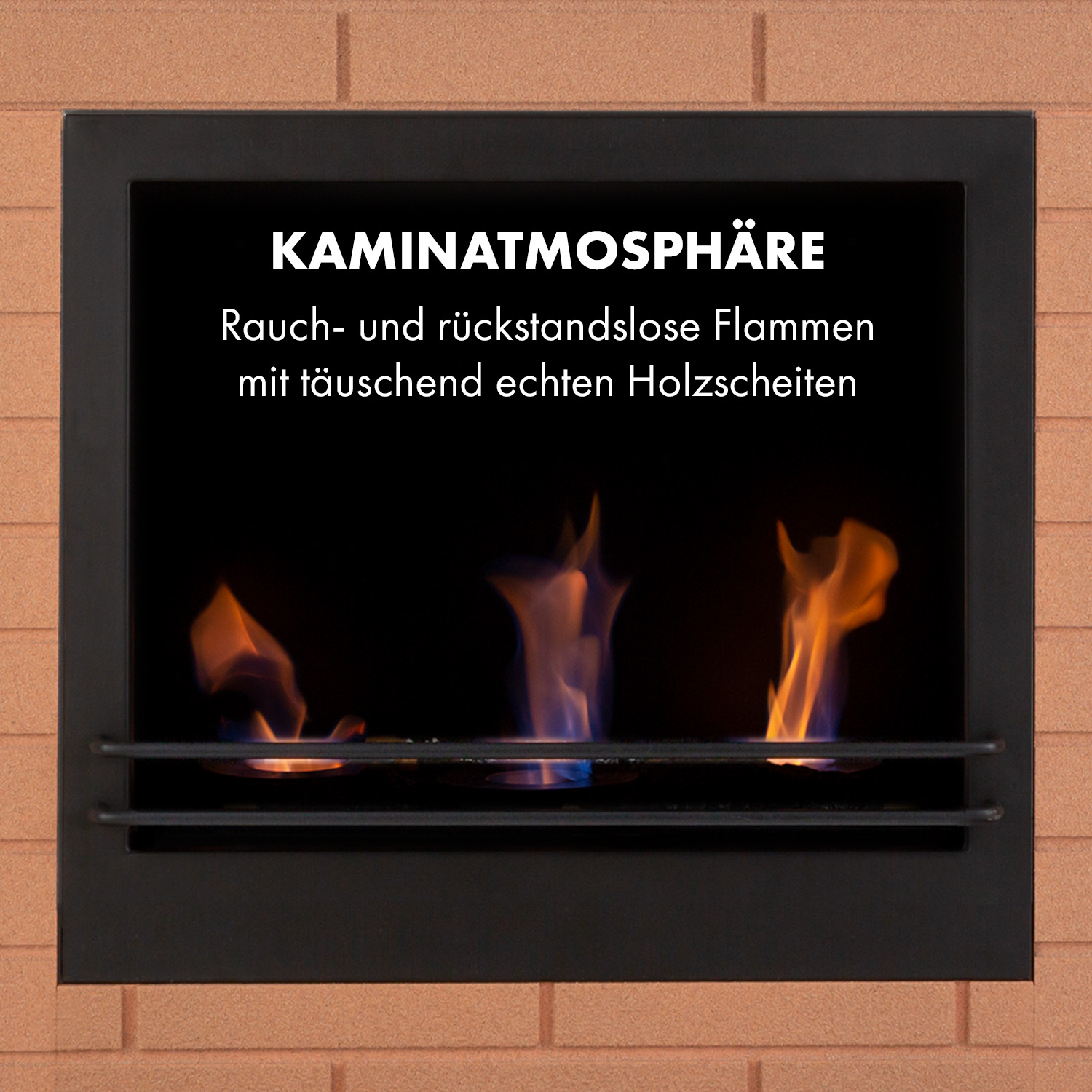 Ein Kamin in Ziegeln mit Flammen.