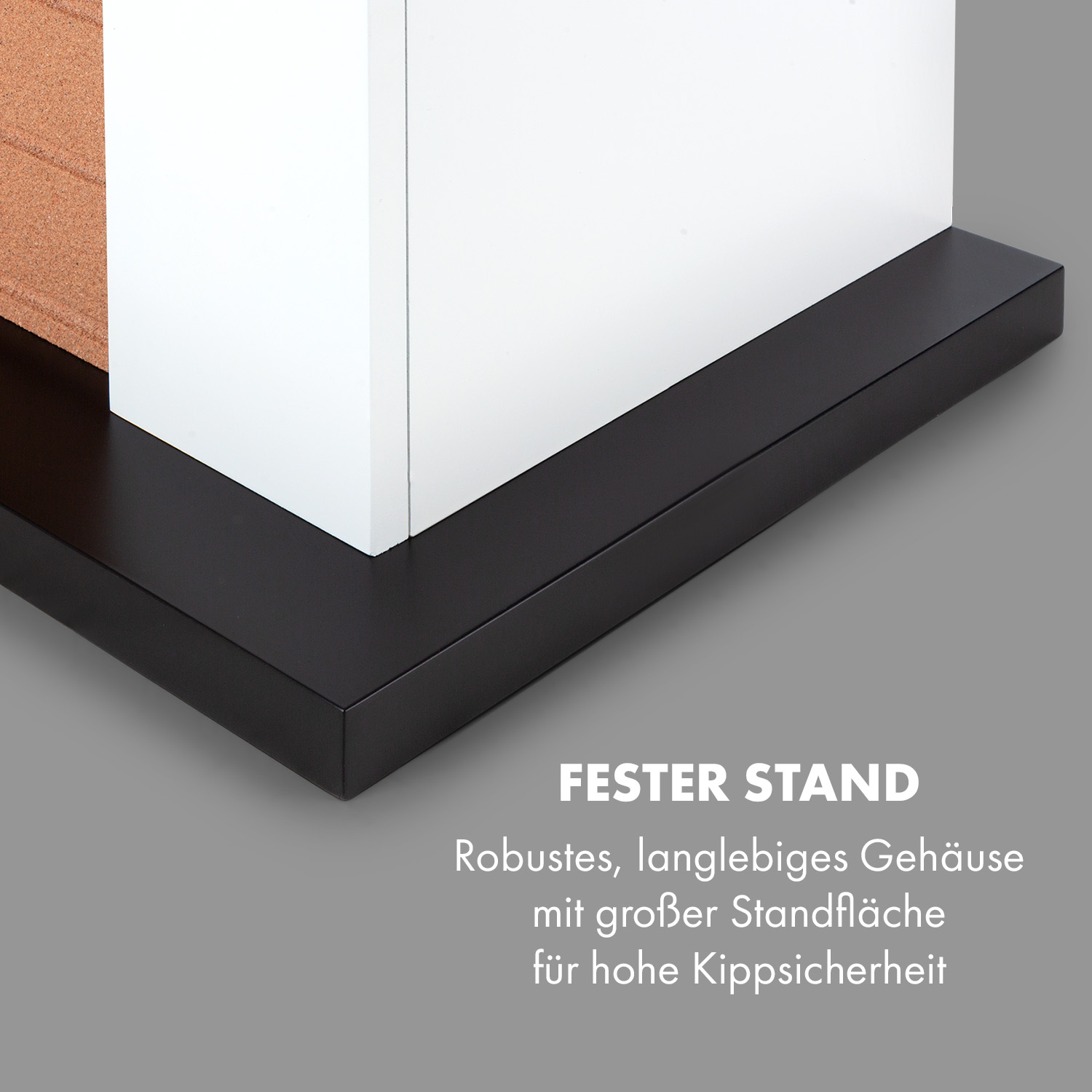 Nahaufnahme eines Schrankfußes und eines weißen Schranks. Text: FESTER STAND.