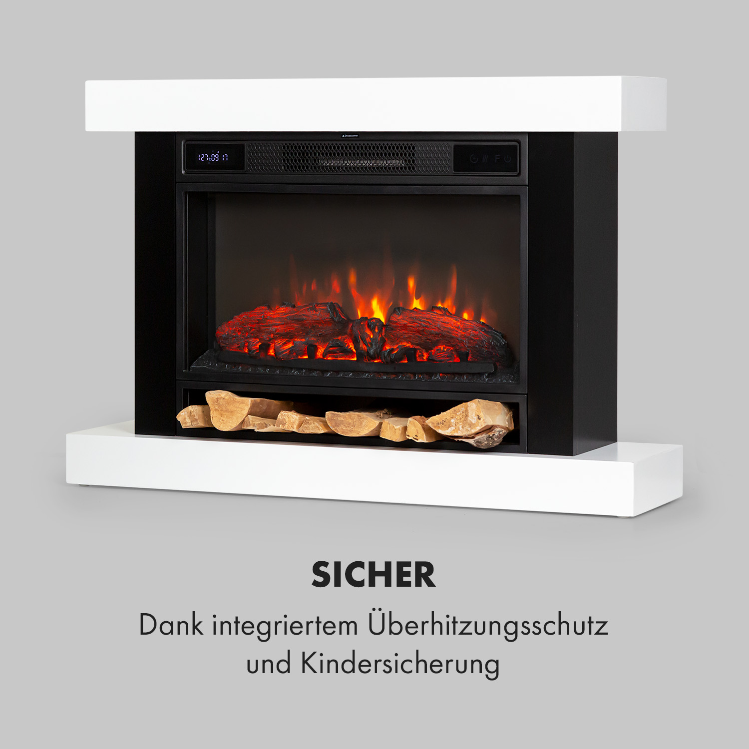 Ein Raum mit einem modernen Kamin und einem Gemälde an der Wand.