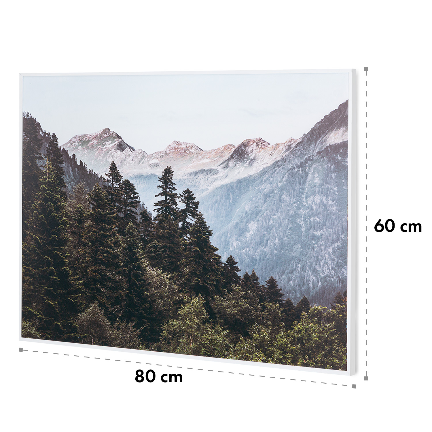 Berglandschaft mit schneebedeckten Gipfeln, immergrünen Bäumen und blauem Himmel.