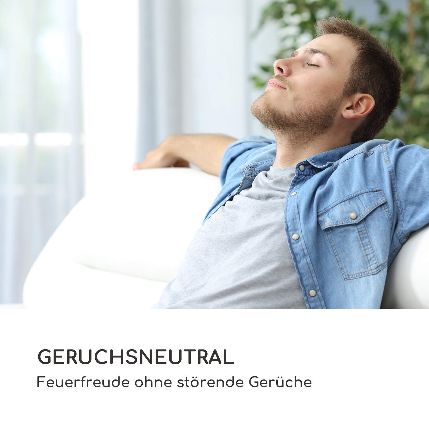 Ein entspannter Mann auf einem weißen Sofa, Augen geschlossen, in einem hellen Raum.