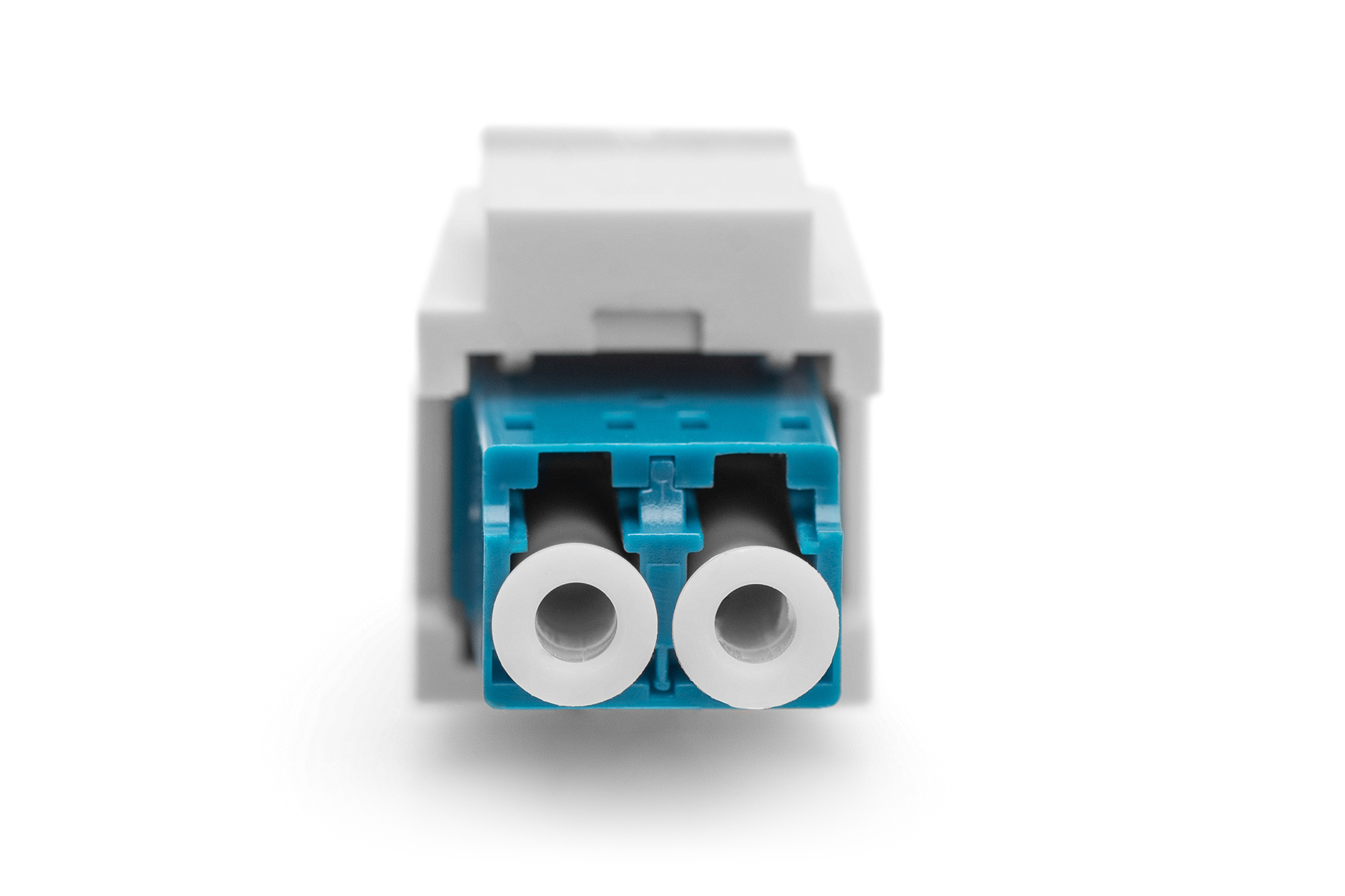 Biało-niebieskie złącze światłowodowe, zbliżenie na białym tle.