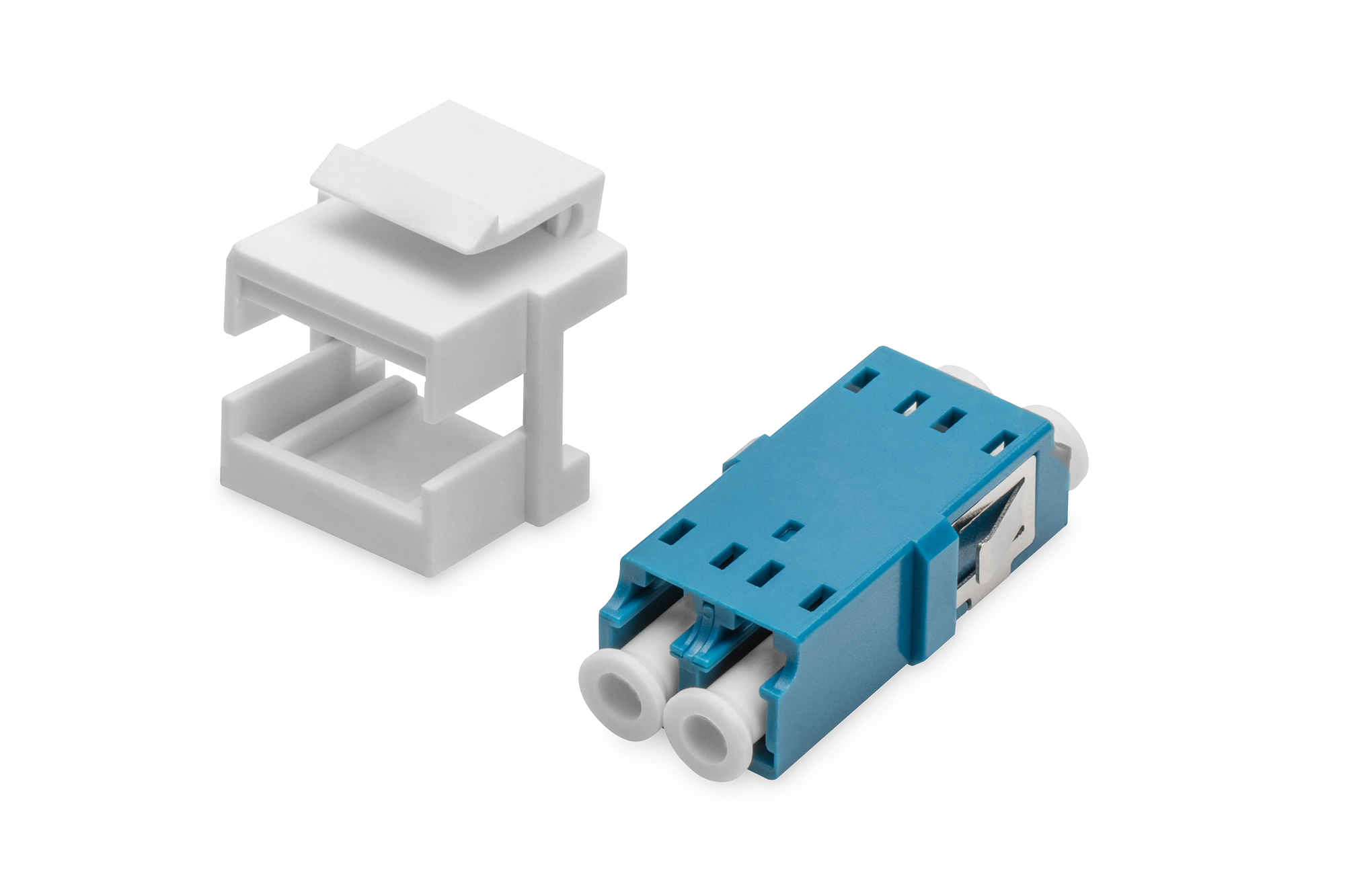 Dwuczęściowe niebiesko-białe złącze kabla sieciowego na białym tle.