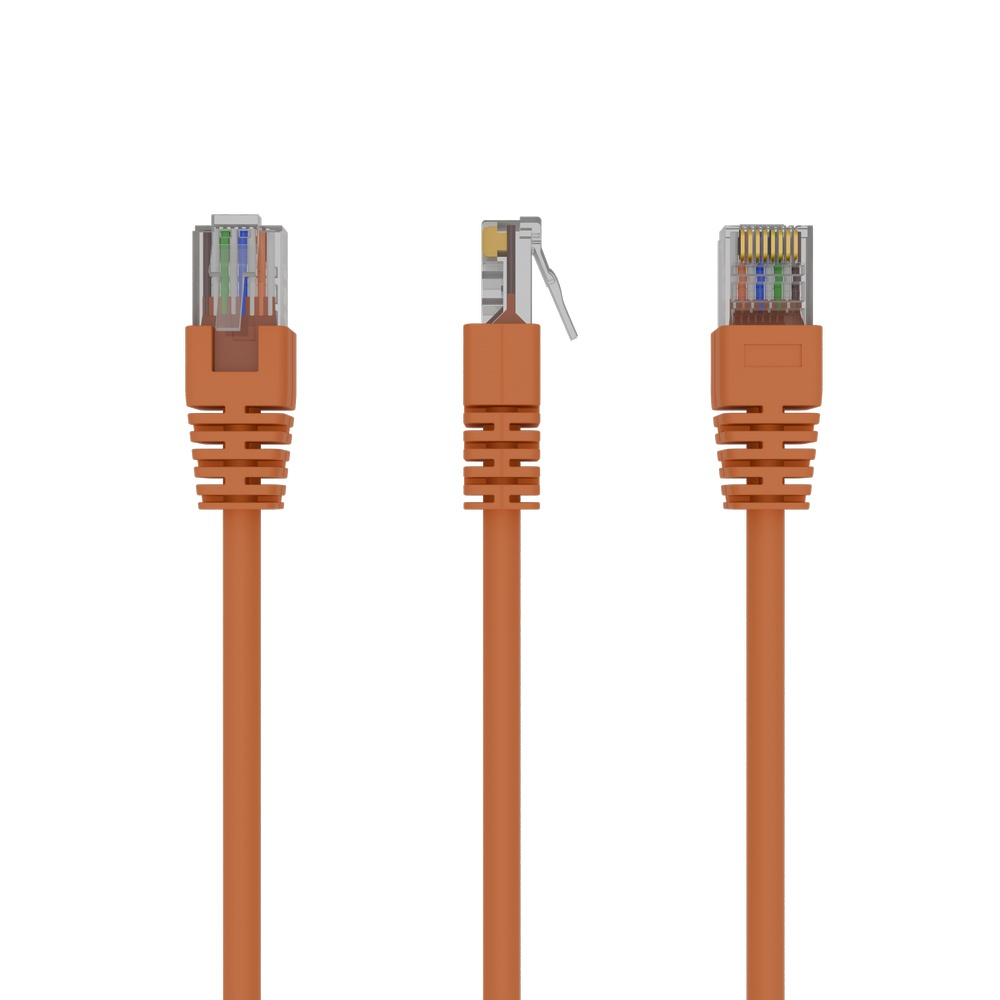 Drie oranje Ethernet-kabels met transparante connectoren, geïsoleerd op een witte achtergrond.