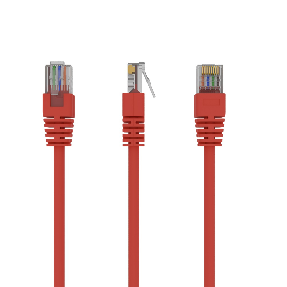 Tre cavi Ethernet rossi con connettori. Sono uno accanto all'altro.