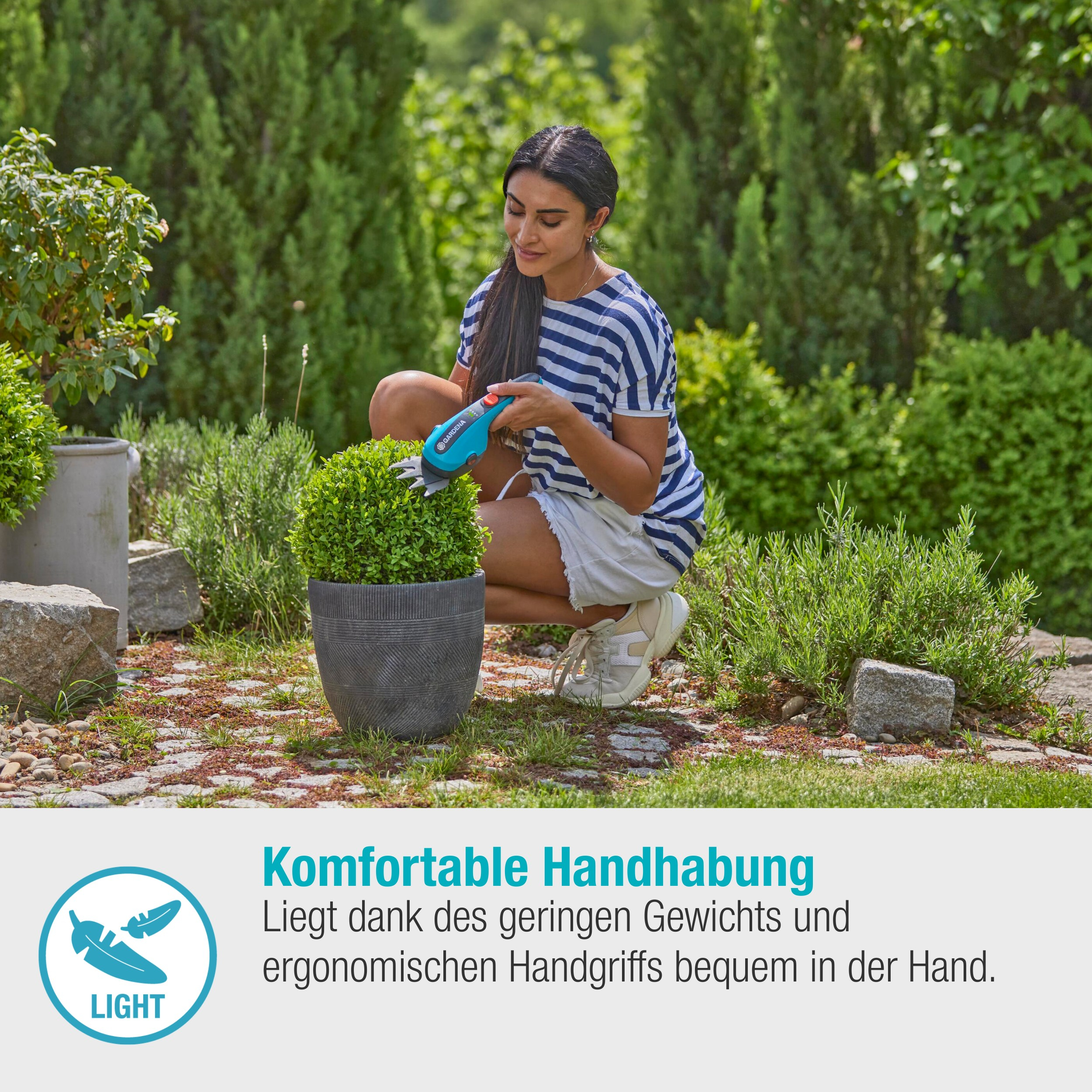 Kobieta przycina krzew doniczkowy w ogrodzie. Używa małych, niebieskich nożyc do żywopłotu.