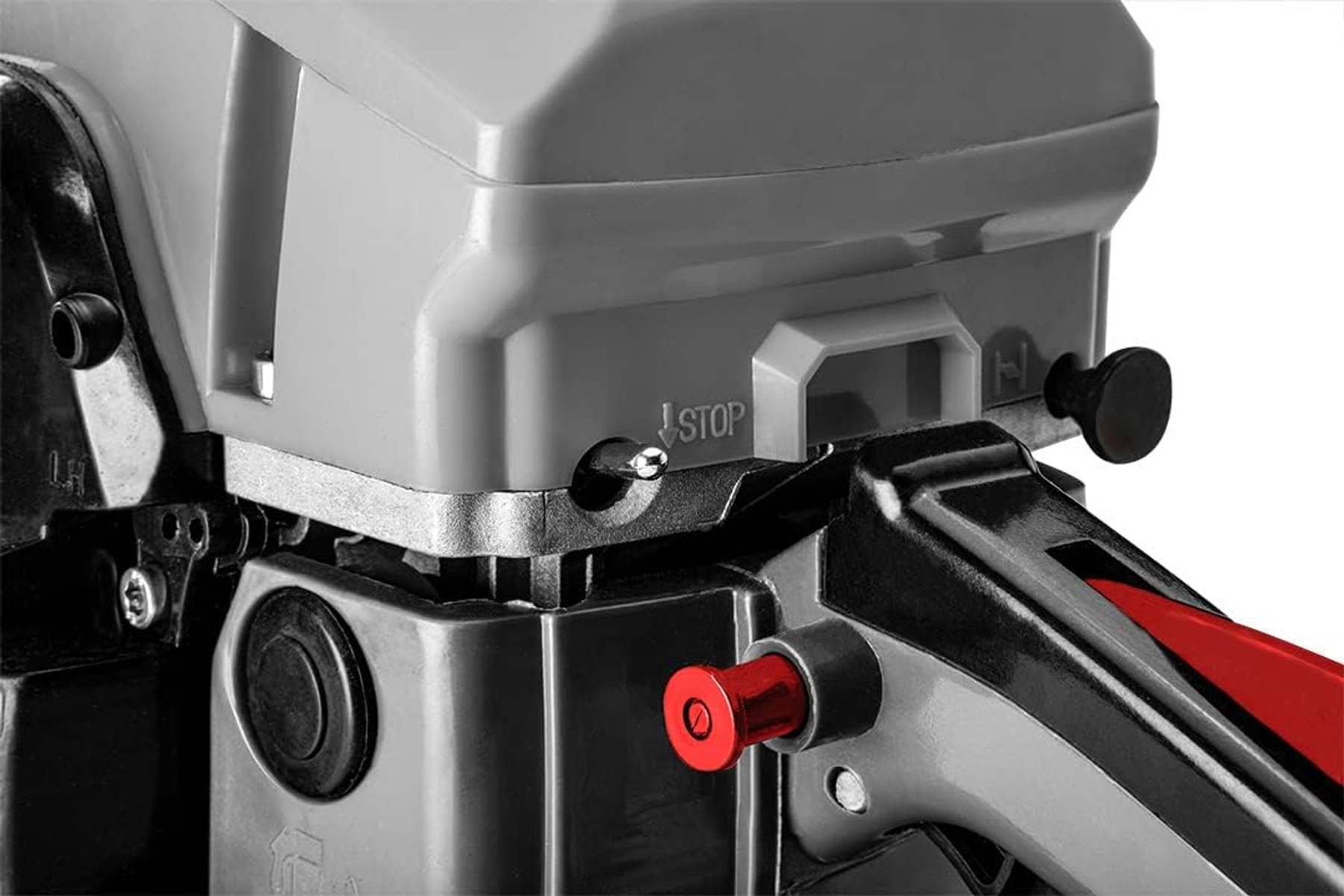 Nahaufnahme eines grau-schwarzen Motorsägen-Bedienfelds mit roter Stopptaste.