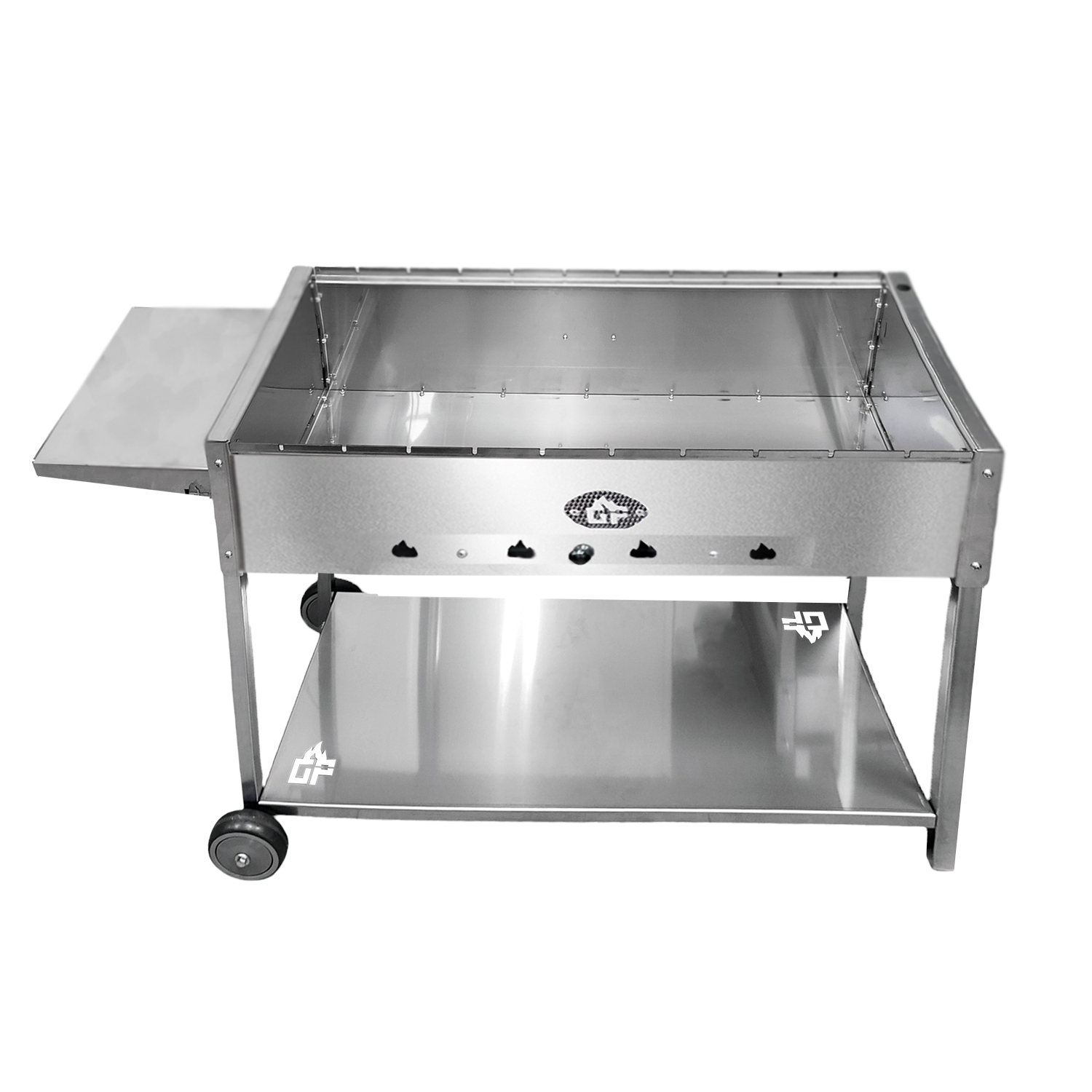Edelstahlgrill mit einem Beistelltisch und einem unteren Regal, isoliert auf weißem Hintergrund.