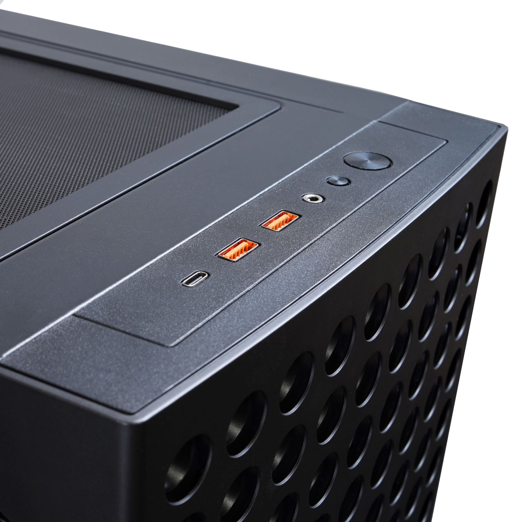 Nahaufnahme eines schwarzen Computergehäuses mit orangefarbenen USB-Anschlüssen, USB-C-Anschluss.