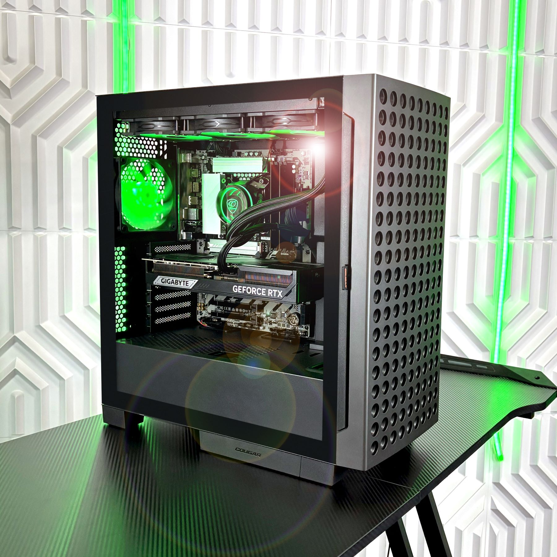 Offenes PC-Gehäuse, das die Innenseite mit grünen Lichtern zeigt. Schwarzer Schreibtisch, weiße Wand.