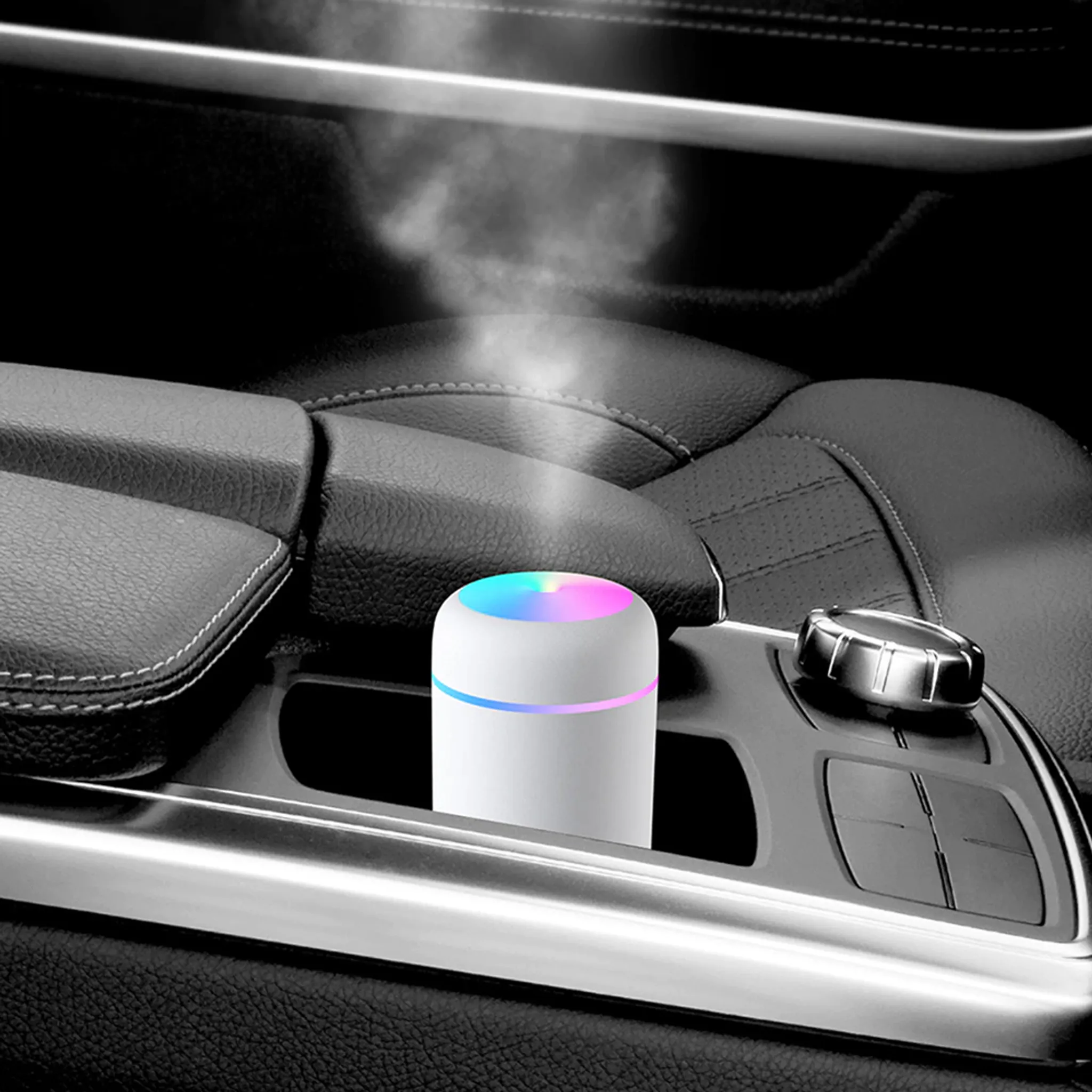 Ein weißer Auto-Lufterfrischer mit Farbwechsel-Lichtern, platziert in der Mittelkonsole eines Autos.