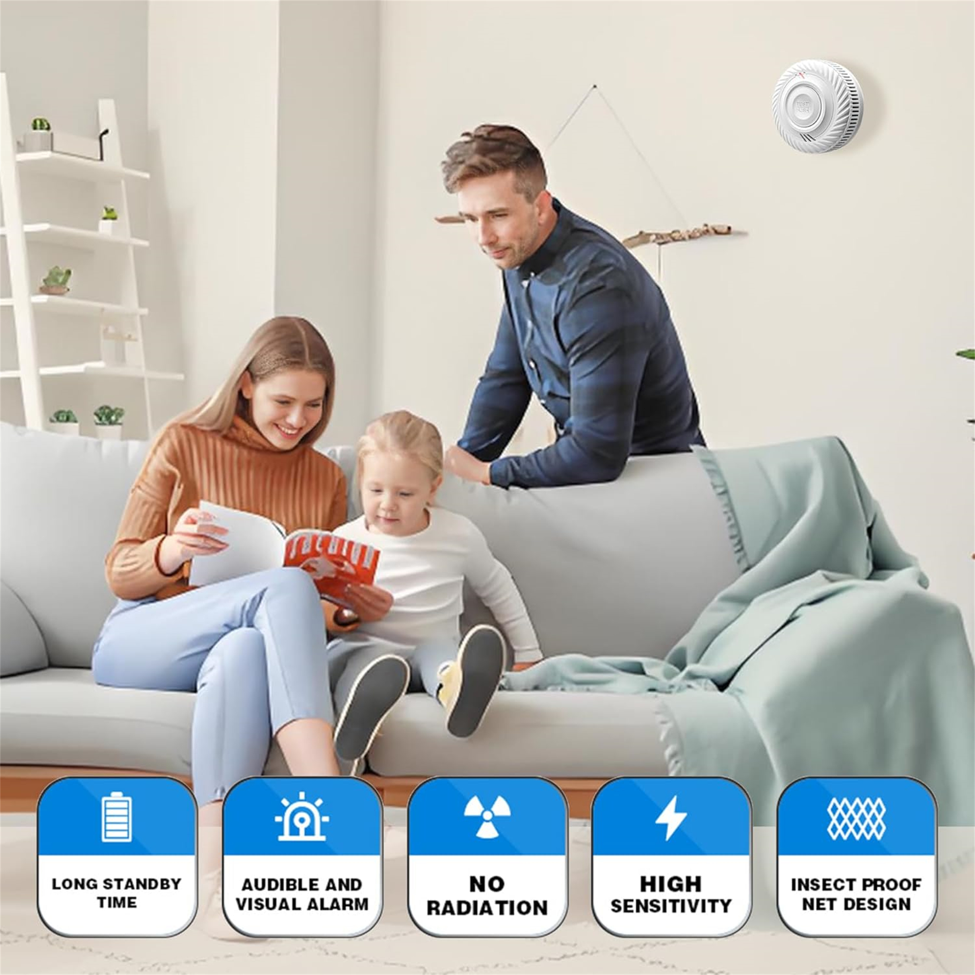 Eine Familie auf einem Sofa mit einem Rauchmelder an der Wand. Symbole unten.