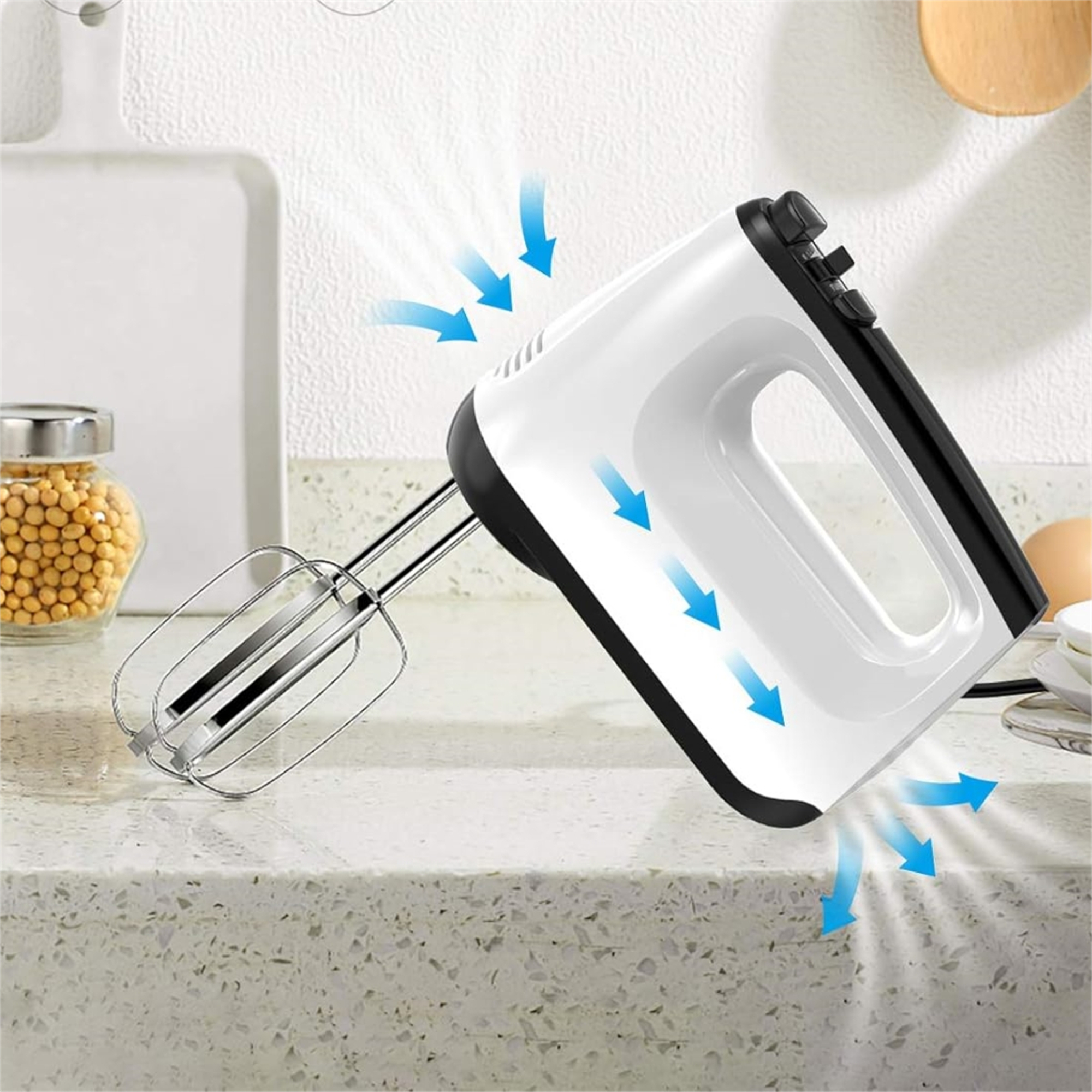 Ein weißer und schwarzer Handmixer mit blauen Luftstrompfeilen auf einer Arbeitsplatte.