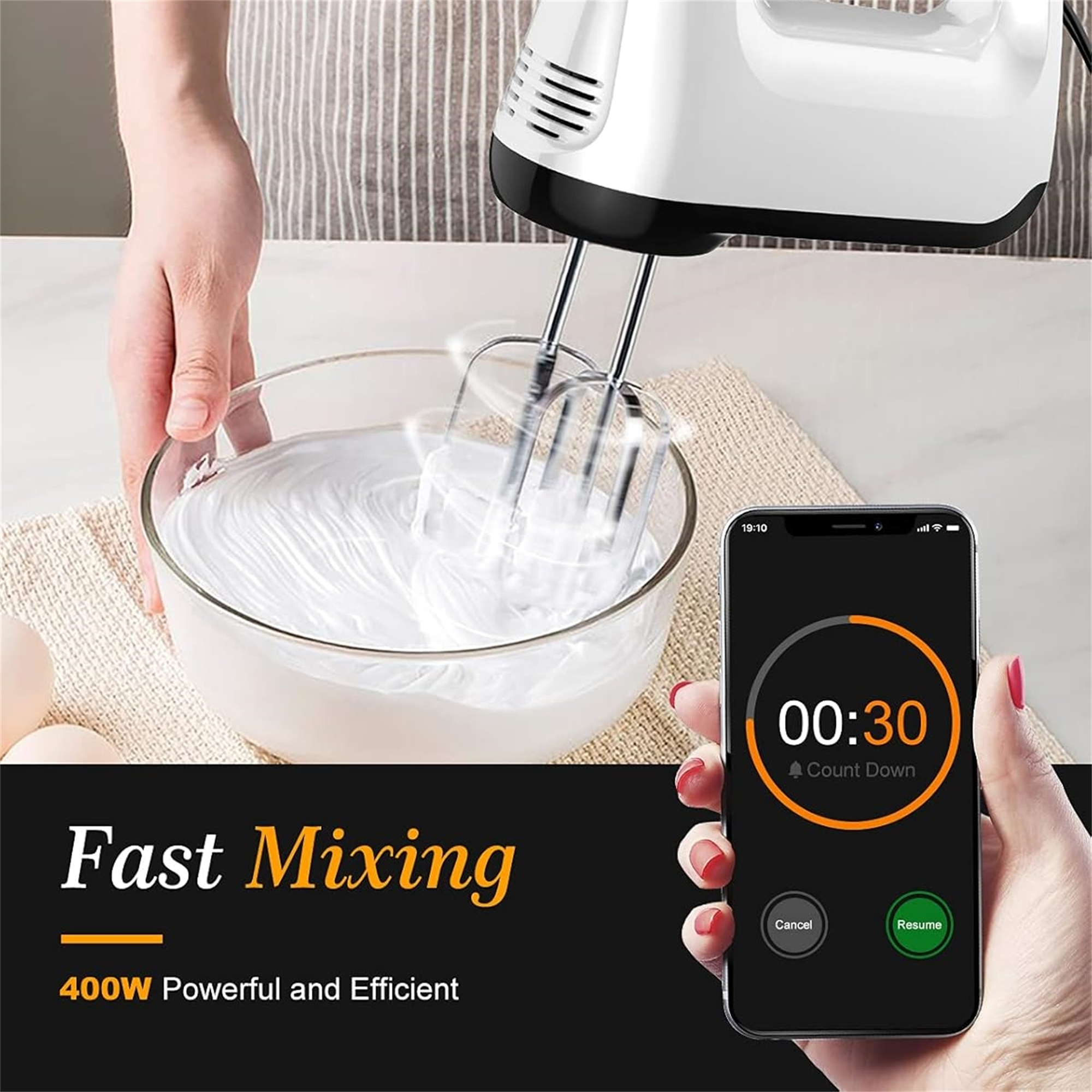 Handmixer in Gebrauch, Timer zeigt 00:30, Rührschüssel mit Sahne.