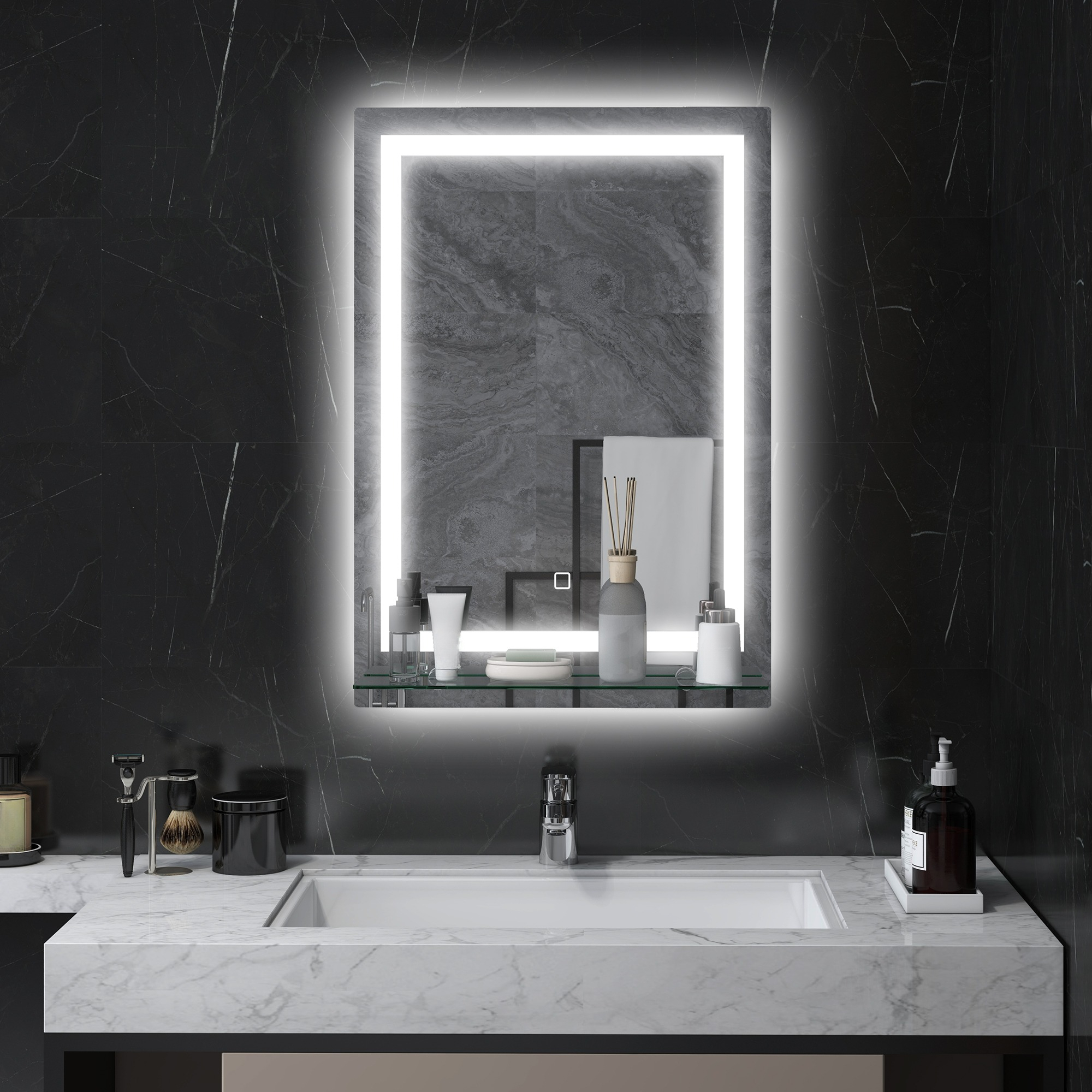 Badezimmerspiegel mit LED-Beleuchtung und Ablage. Marmor-Arbeitsplatte und schwarze Wand.