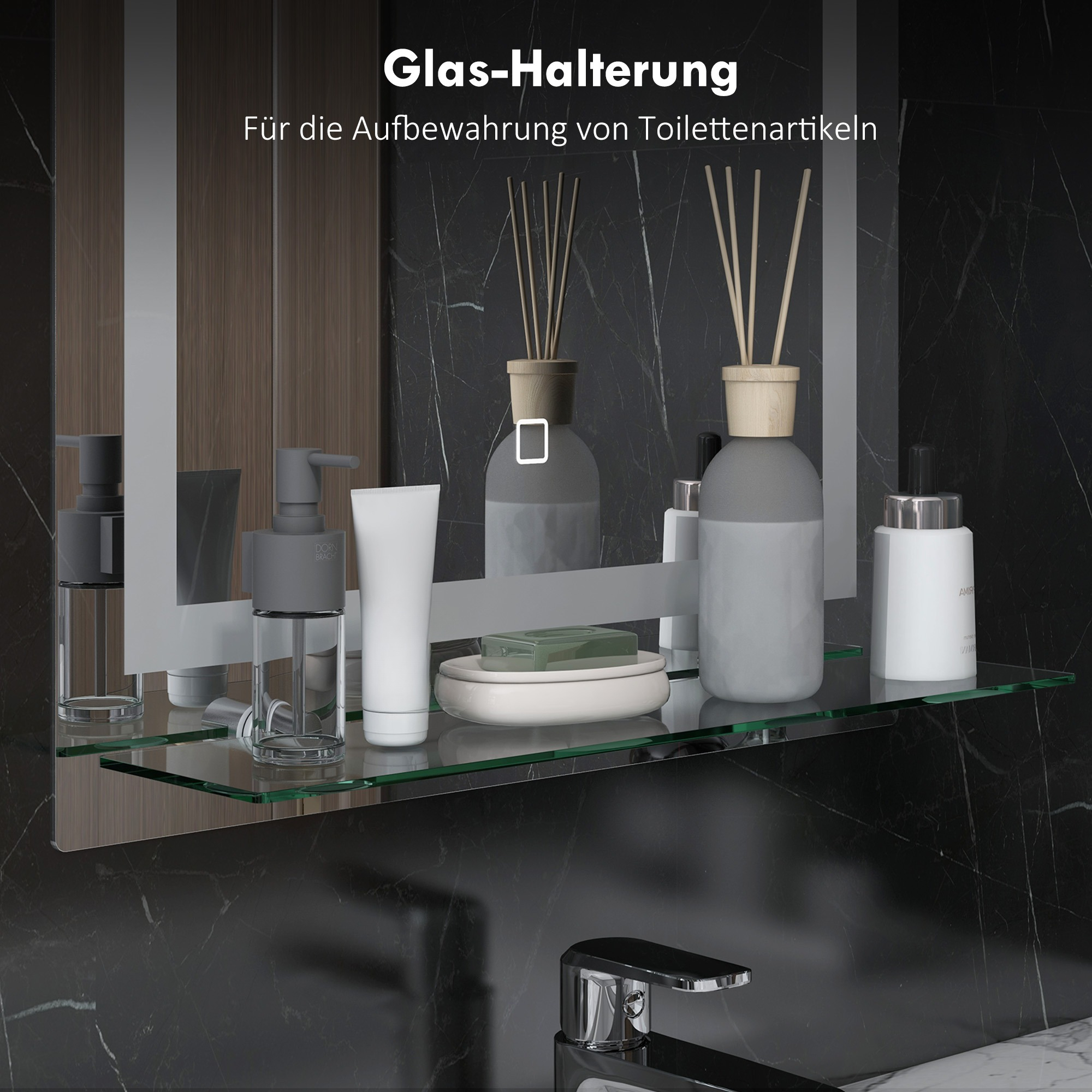 Glasablage an einer Wand mit Toilettenartikeln.