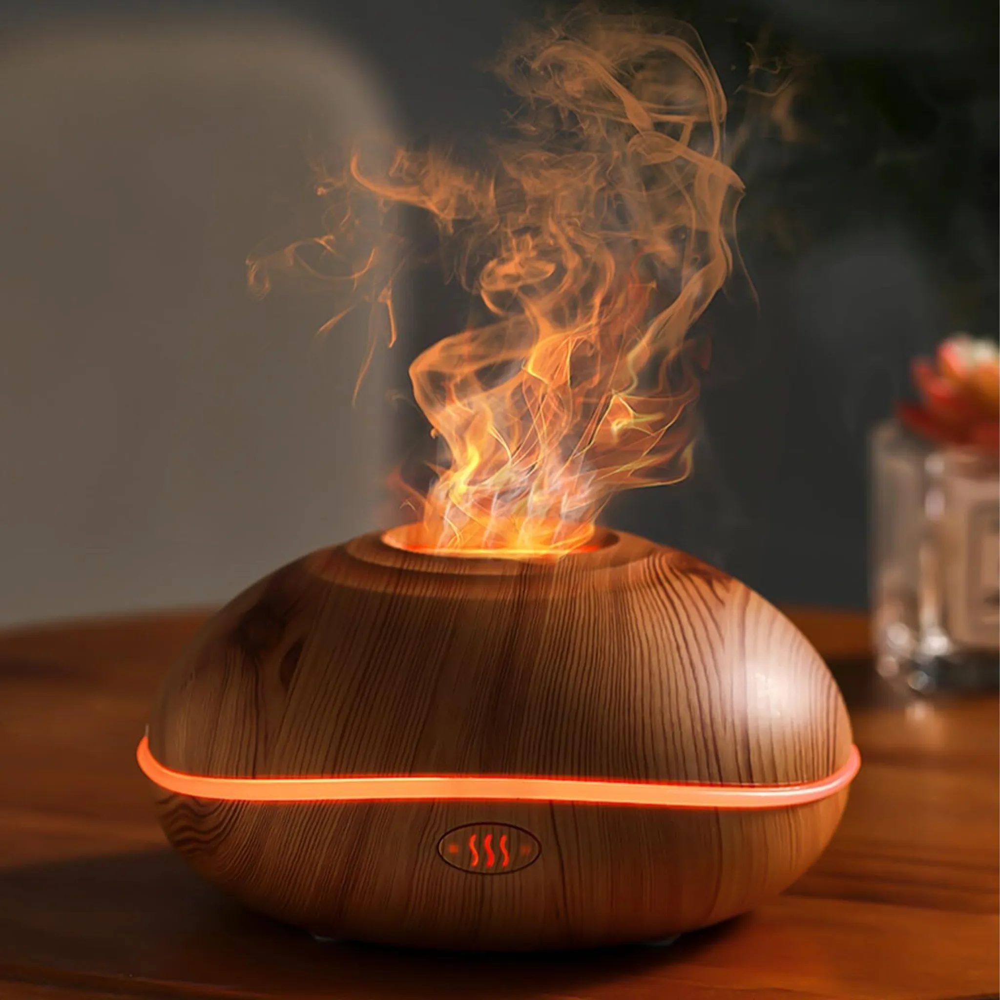 Aromadiffusor mit Flammeneffekt, Holzgehäuse und roter LED-Leuchte.