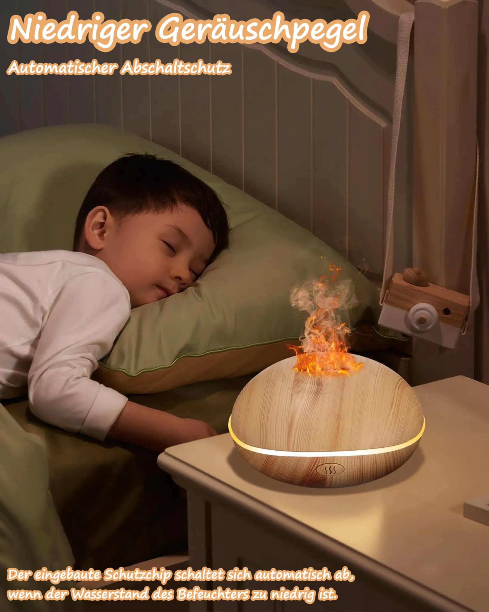 Kind schläft neben einem hölzernen Luftbefeuchter mit Flammeneffekt. Text: Niedriger Geräuschpegel.